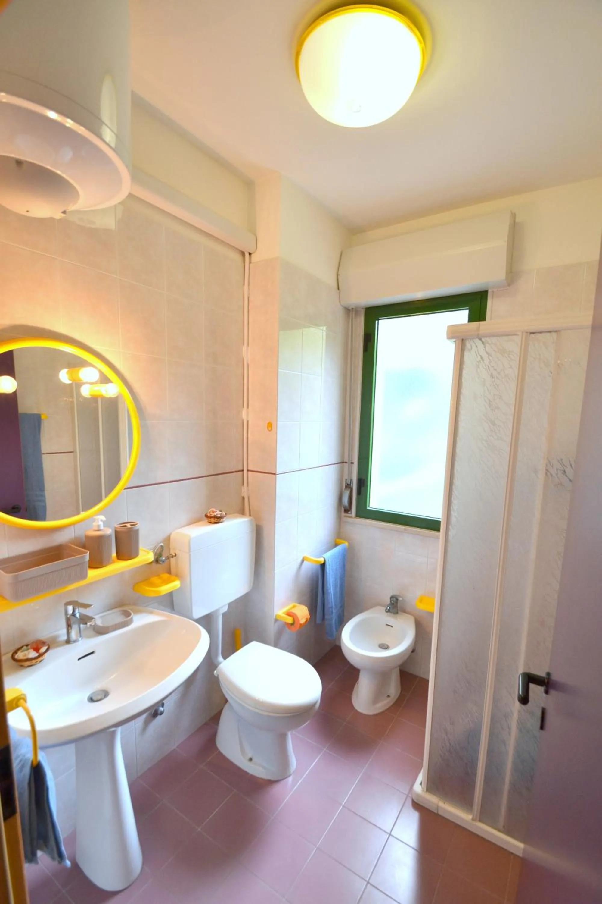 One bedroom flat with balcony next to the sea