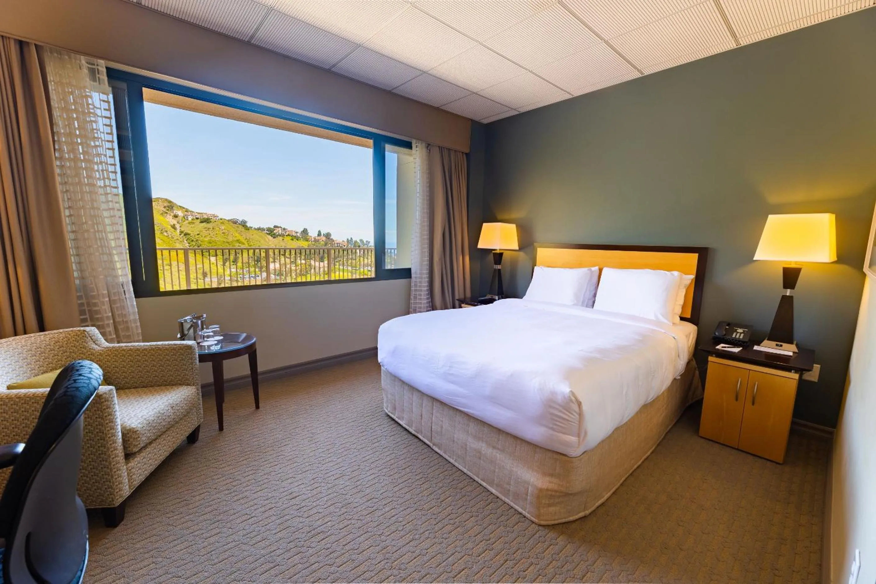 Mountain view, Bed in Villa Graziadio Executive Center at Pepperdine University