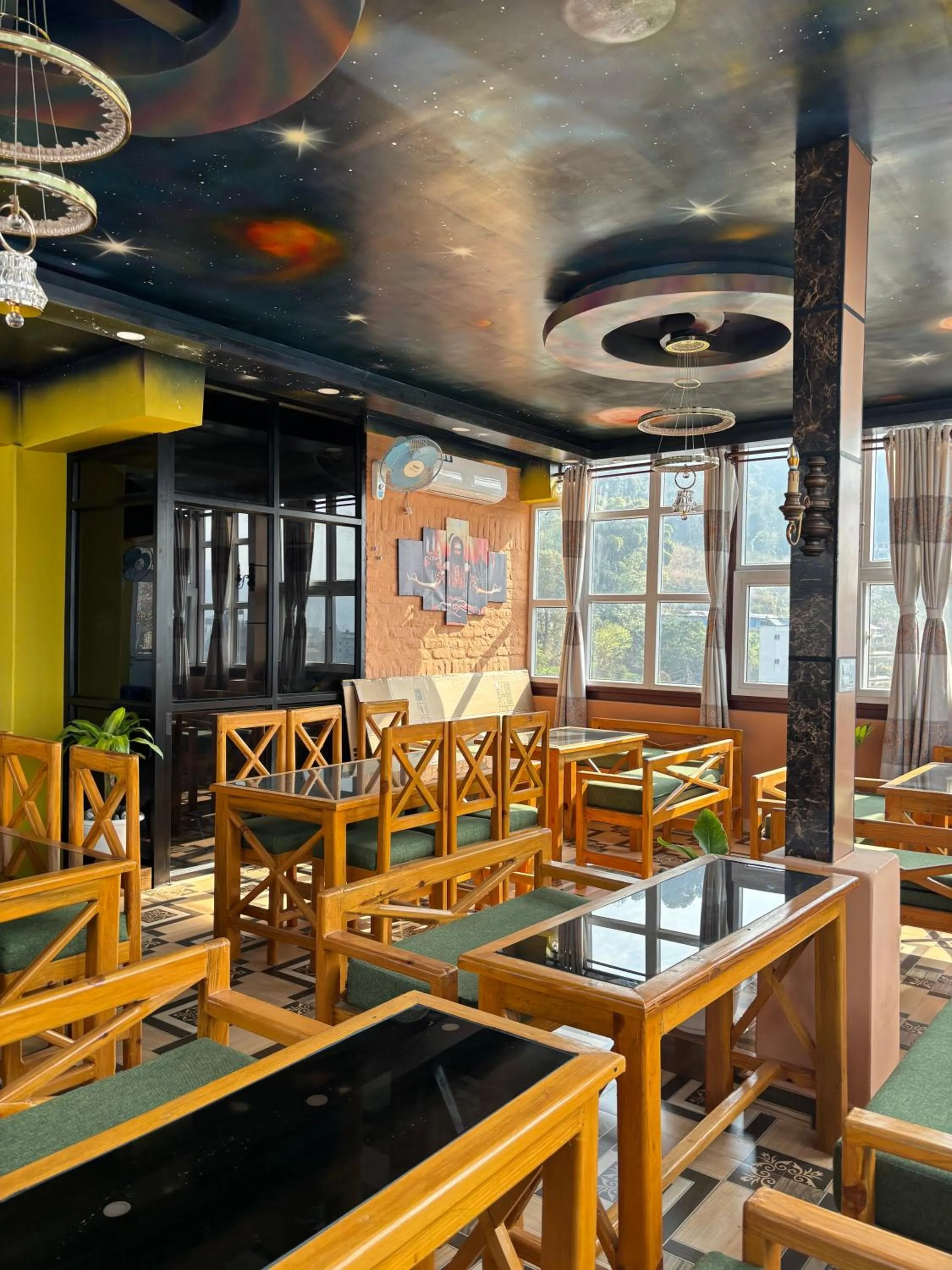 Restaurant/places to eat in Hotel Astro