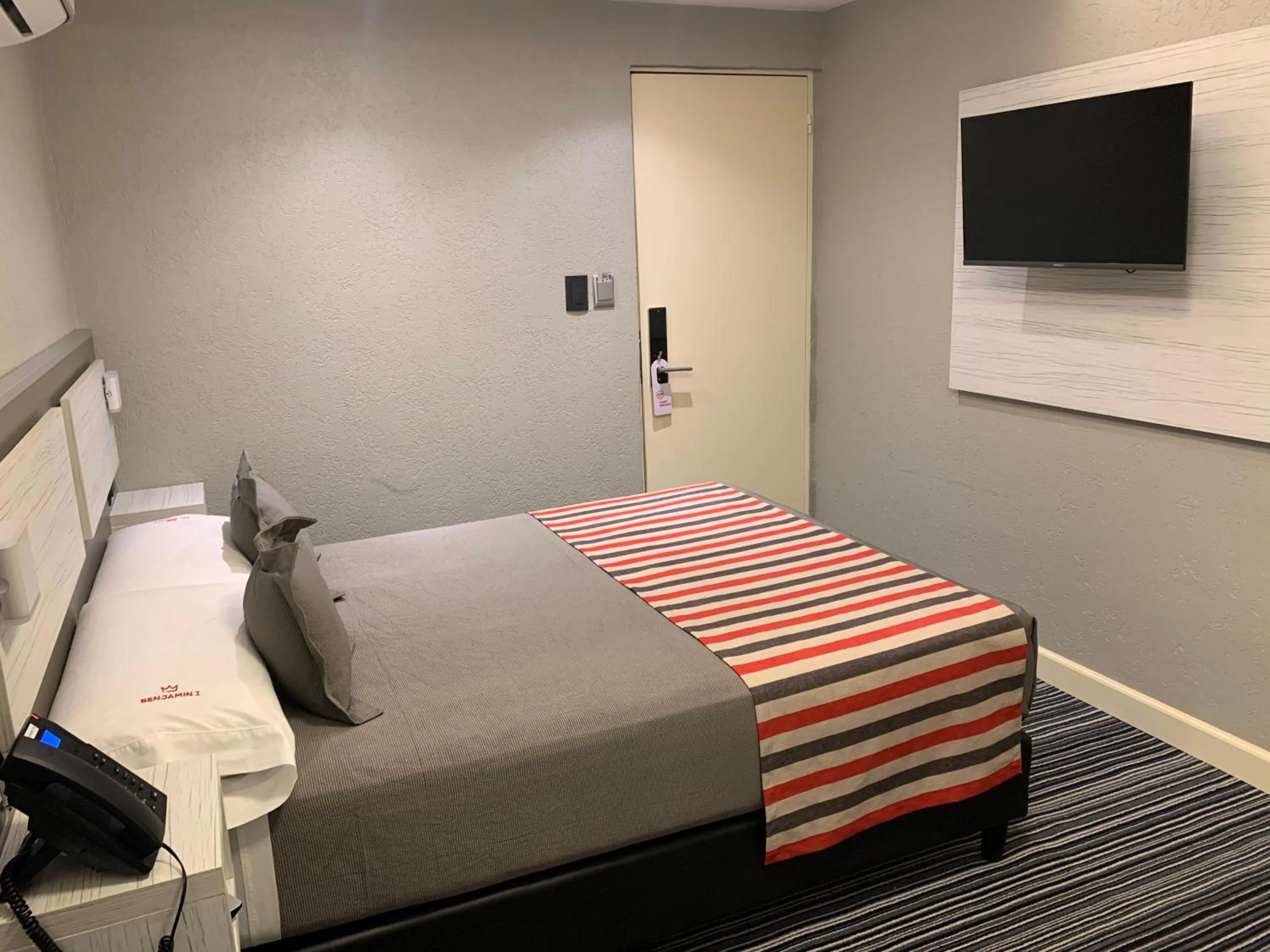 Photo of the whole room, Bed in Benjamín I