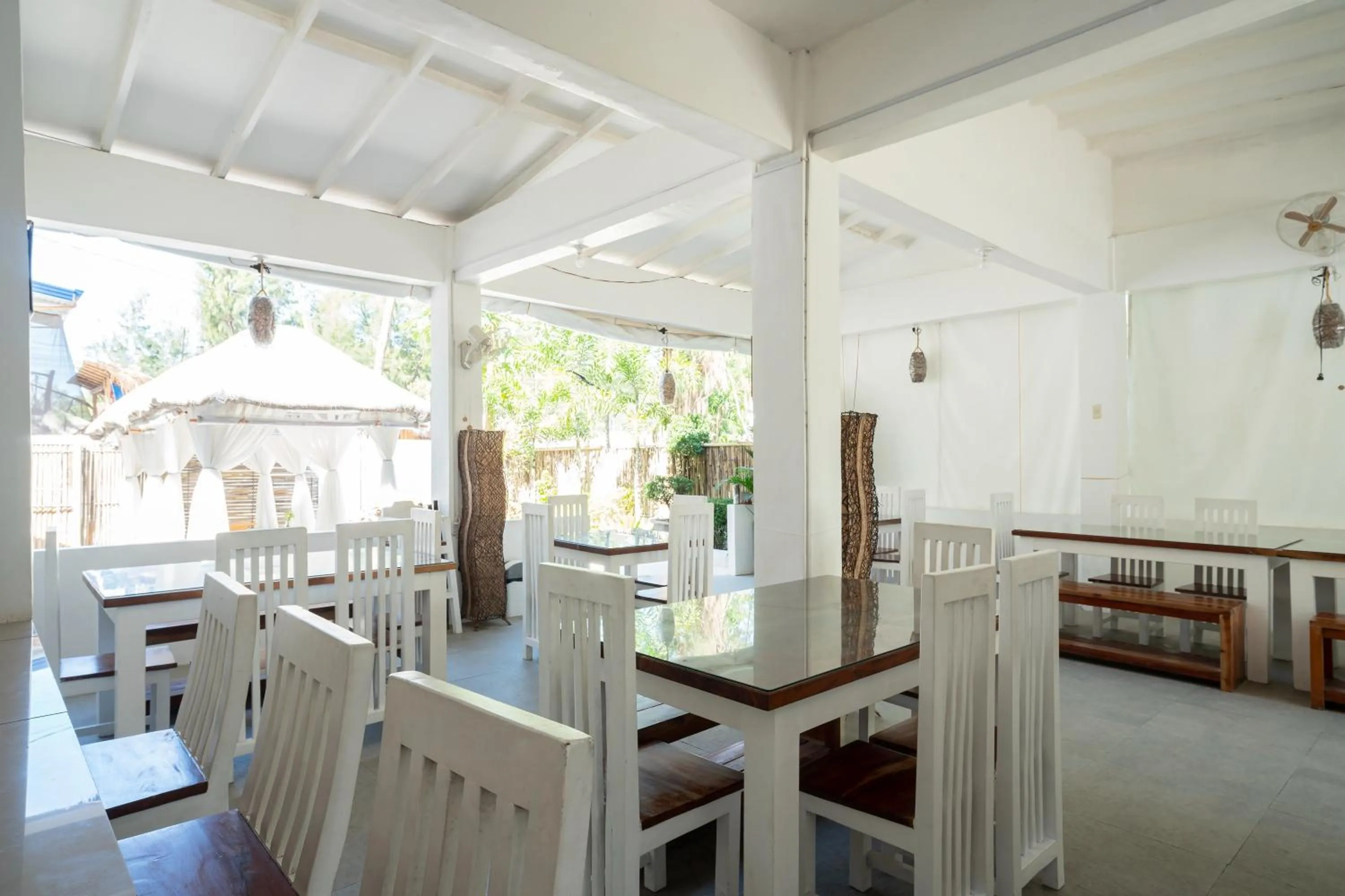 Restaurant/places to eat in Costas De Liwa Bar & Beach Resort