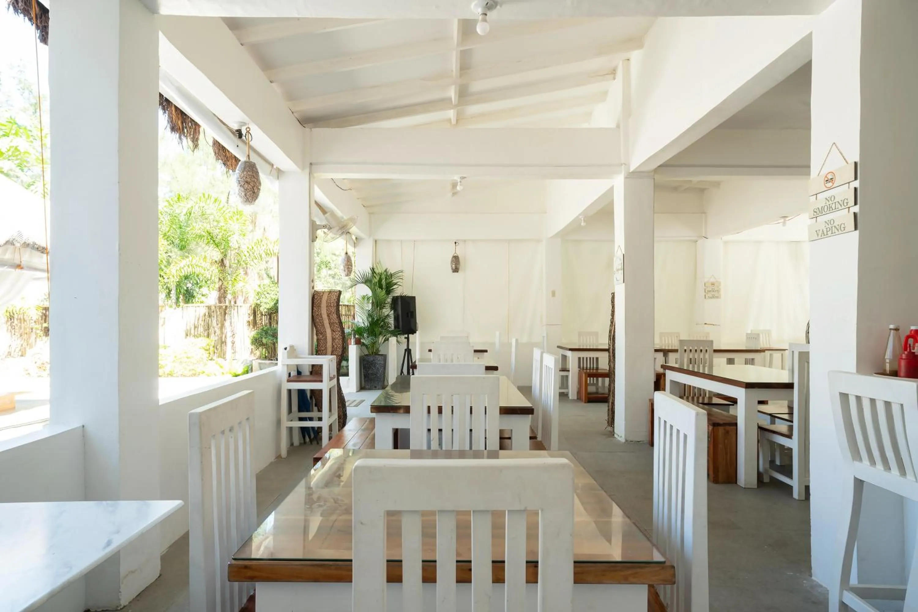 Restaurant/places to eat in Costas De Liwa Bar & Beach Resort