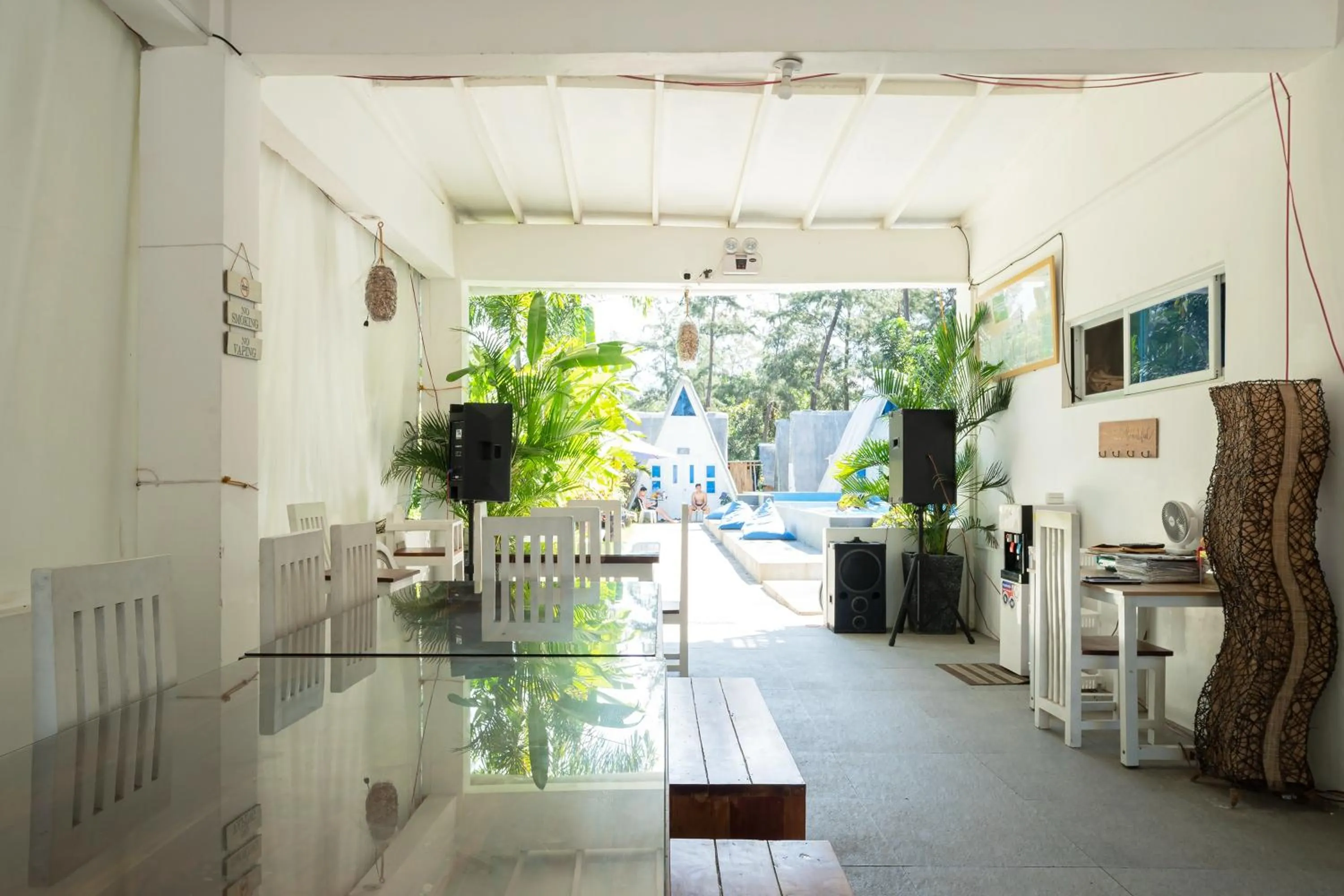 Restaurant/places to eat in Costas De Liwa Bar & Beach Resort