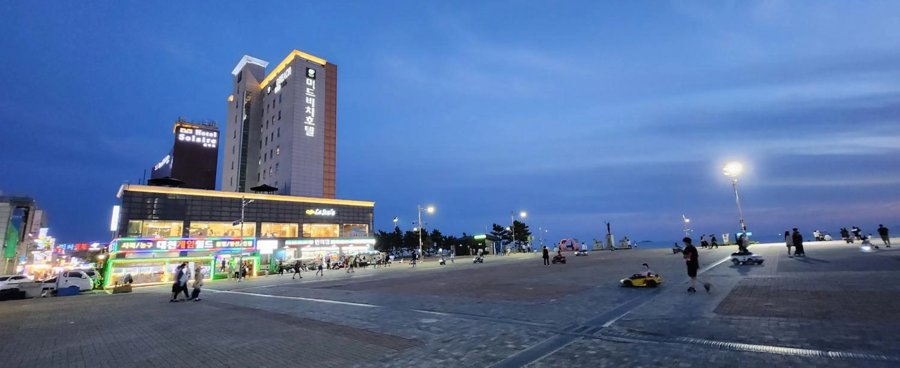 Night in Mud Beach Hotel