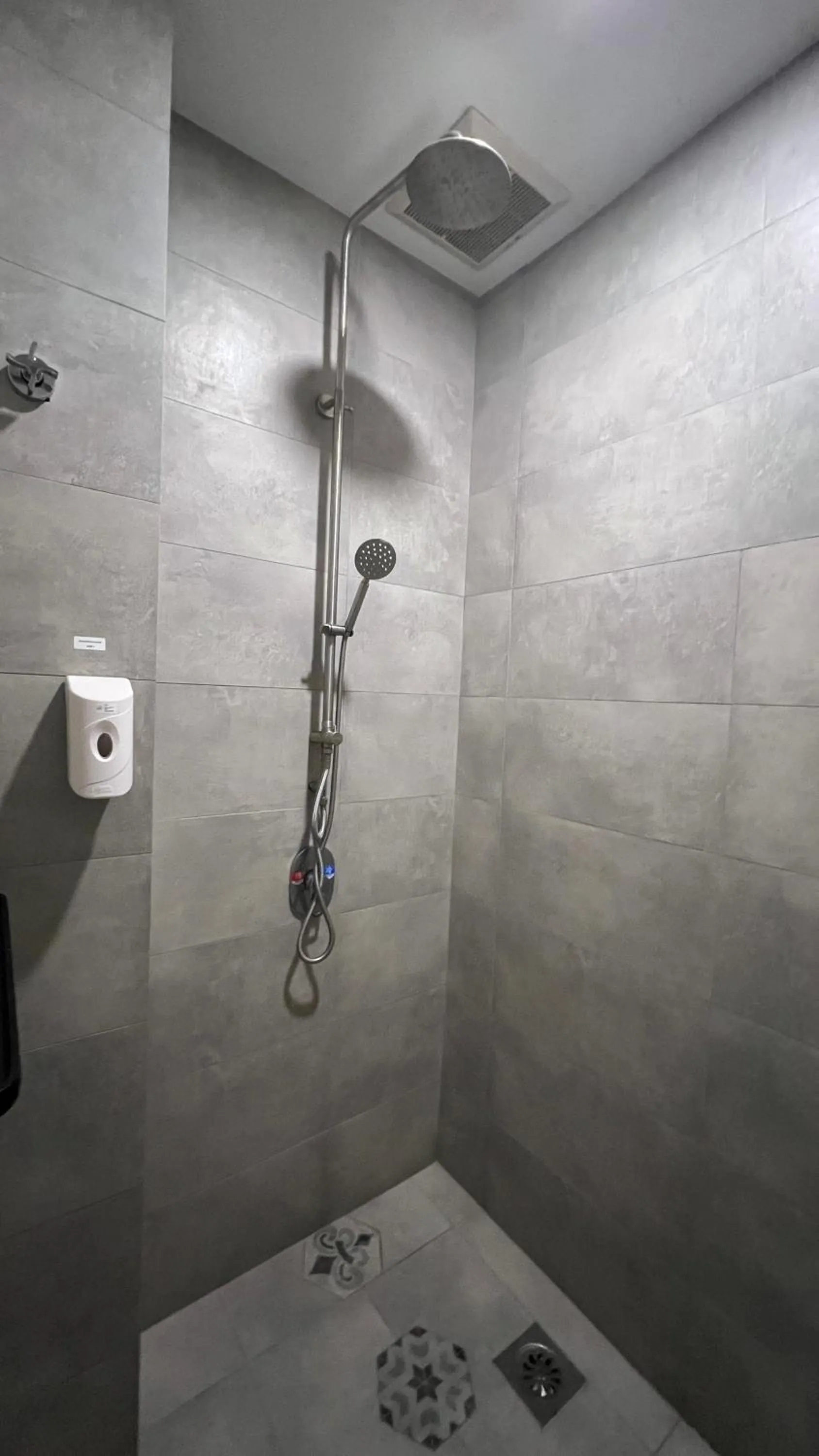 Shower in Cojoy Hotel @ Chinatown