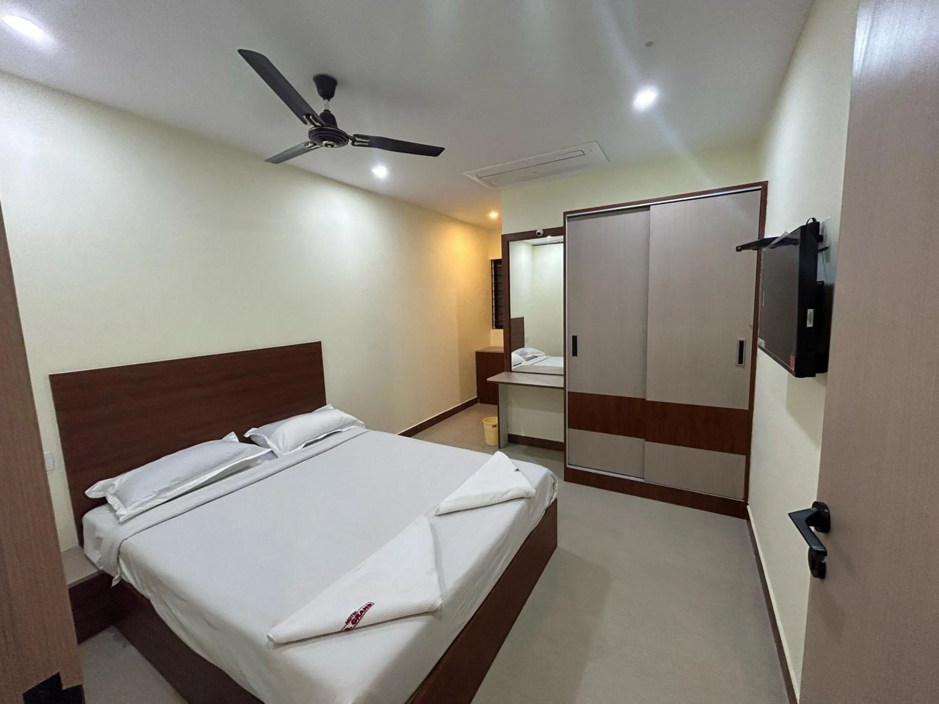 Other, Bed in Hotel O U.G. Grand