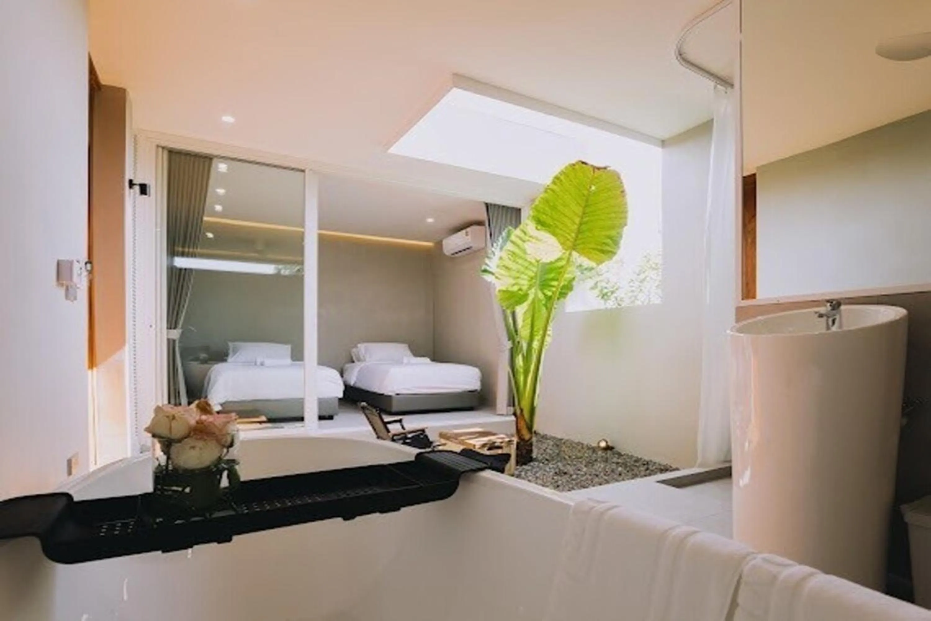 Photo of the whole room, Bed in Mist Villa