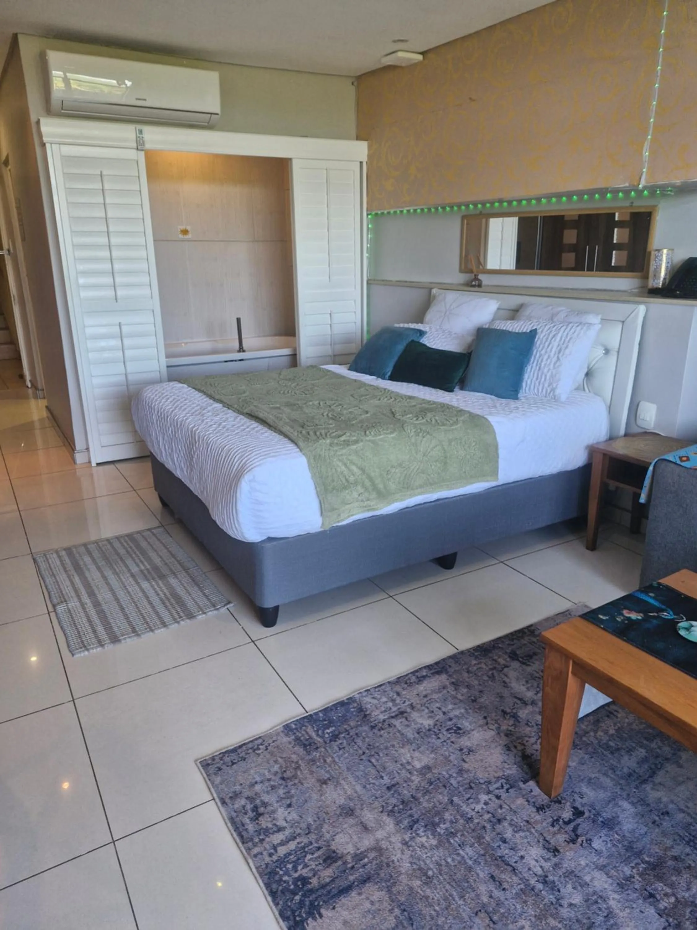 Bedroom, Bed in Breakers Resort, Umhlanga, 232