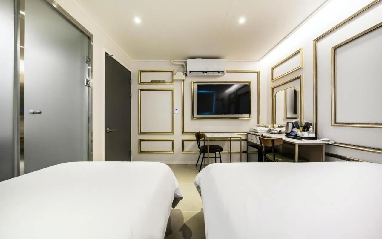 Twin Room in Mnlucky Hotel