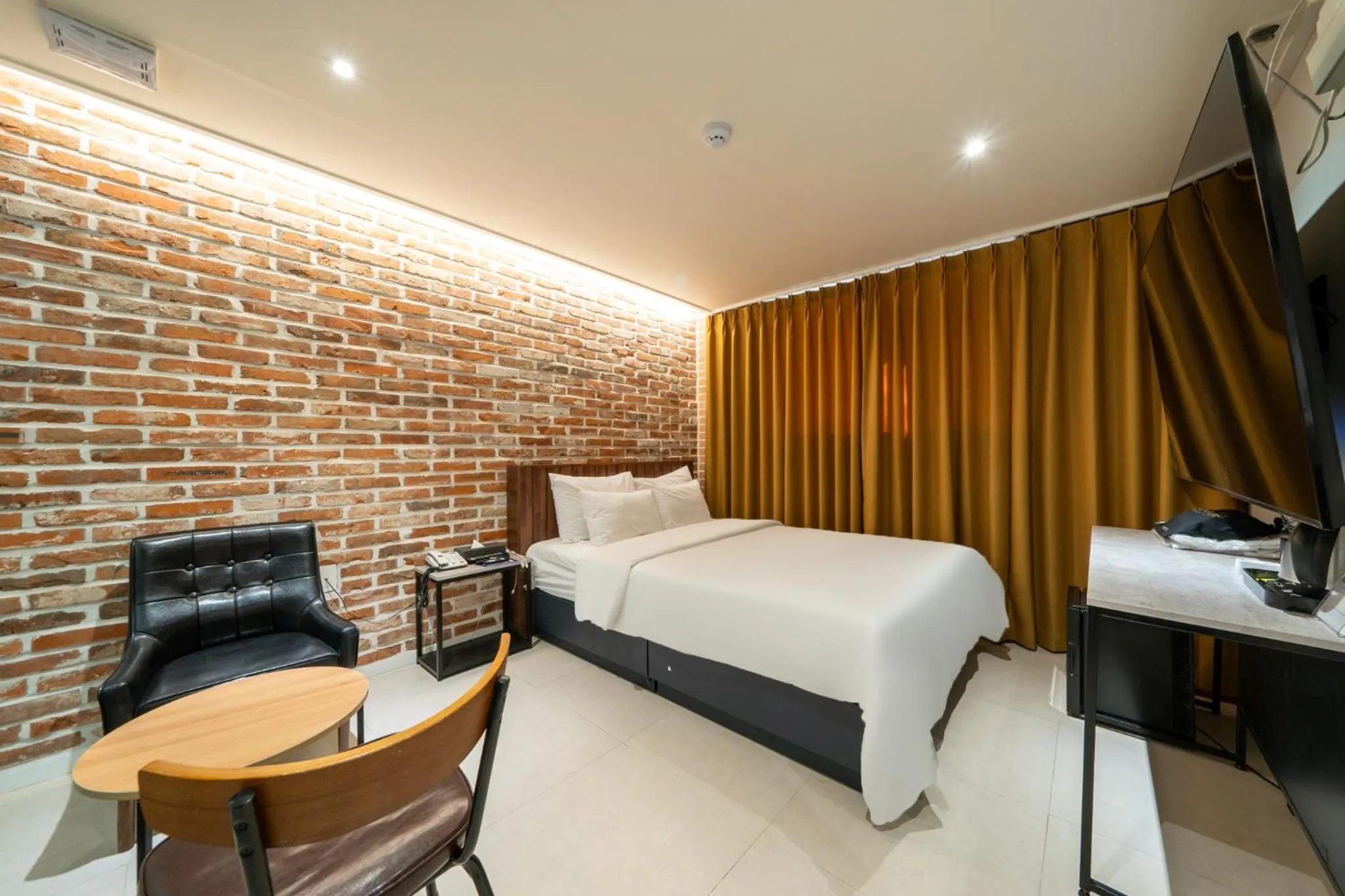 Bed in Mnlucky Hotel