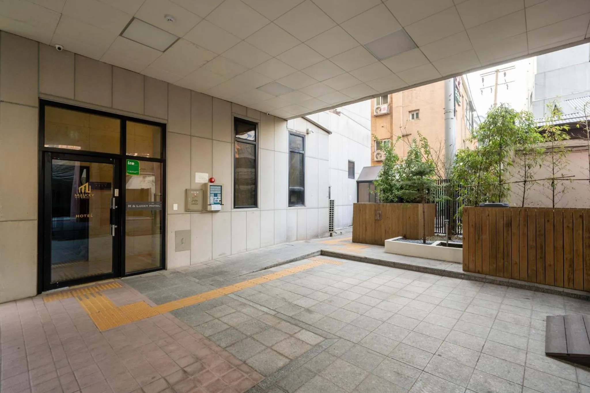 Property building in Mnlucky Hotel