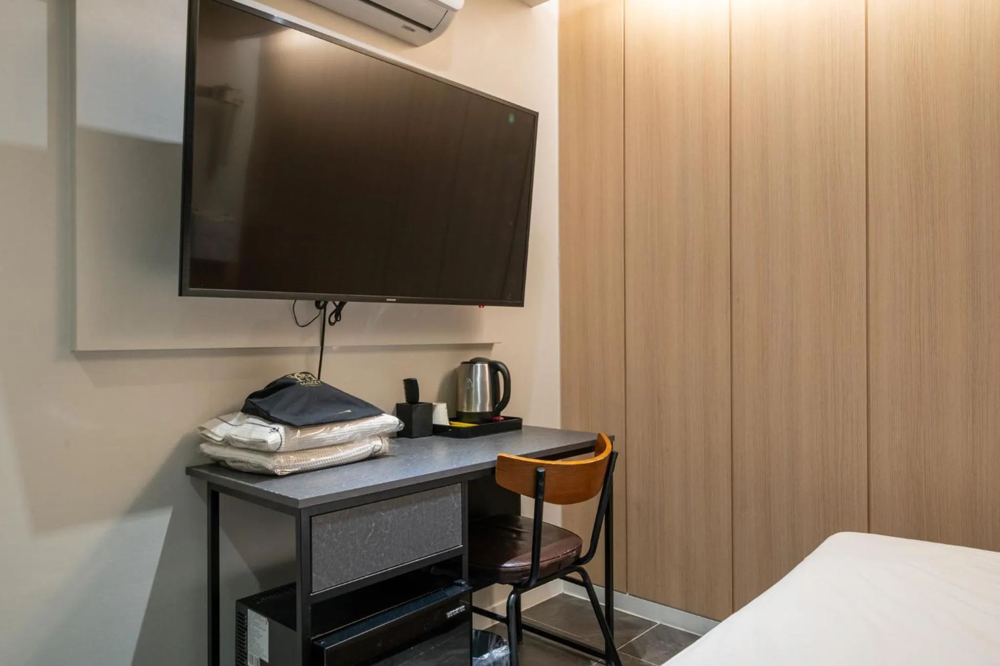 Bed in Mnlucky Hotel