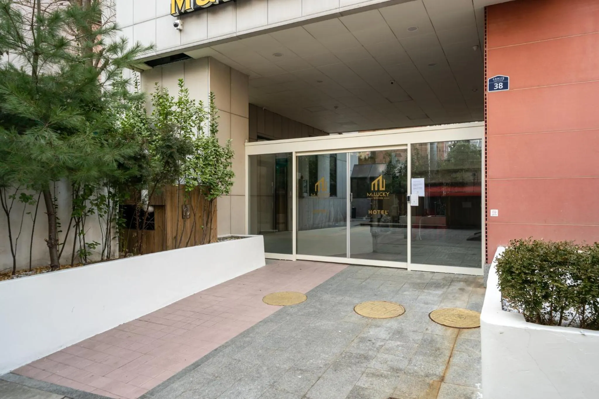 Property building in Mnlucky Hotel