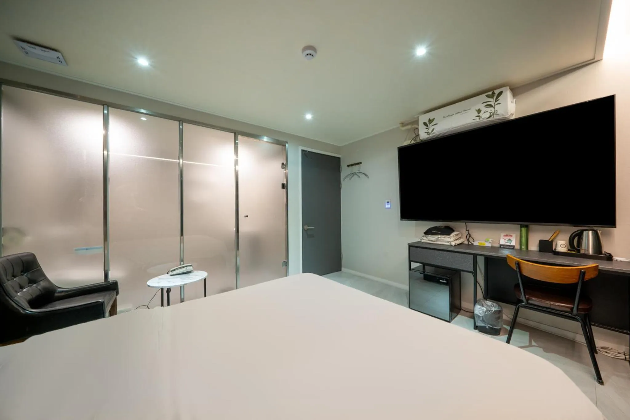 Bed in Mnlucky Hotel