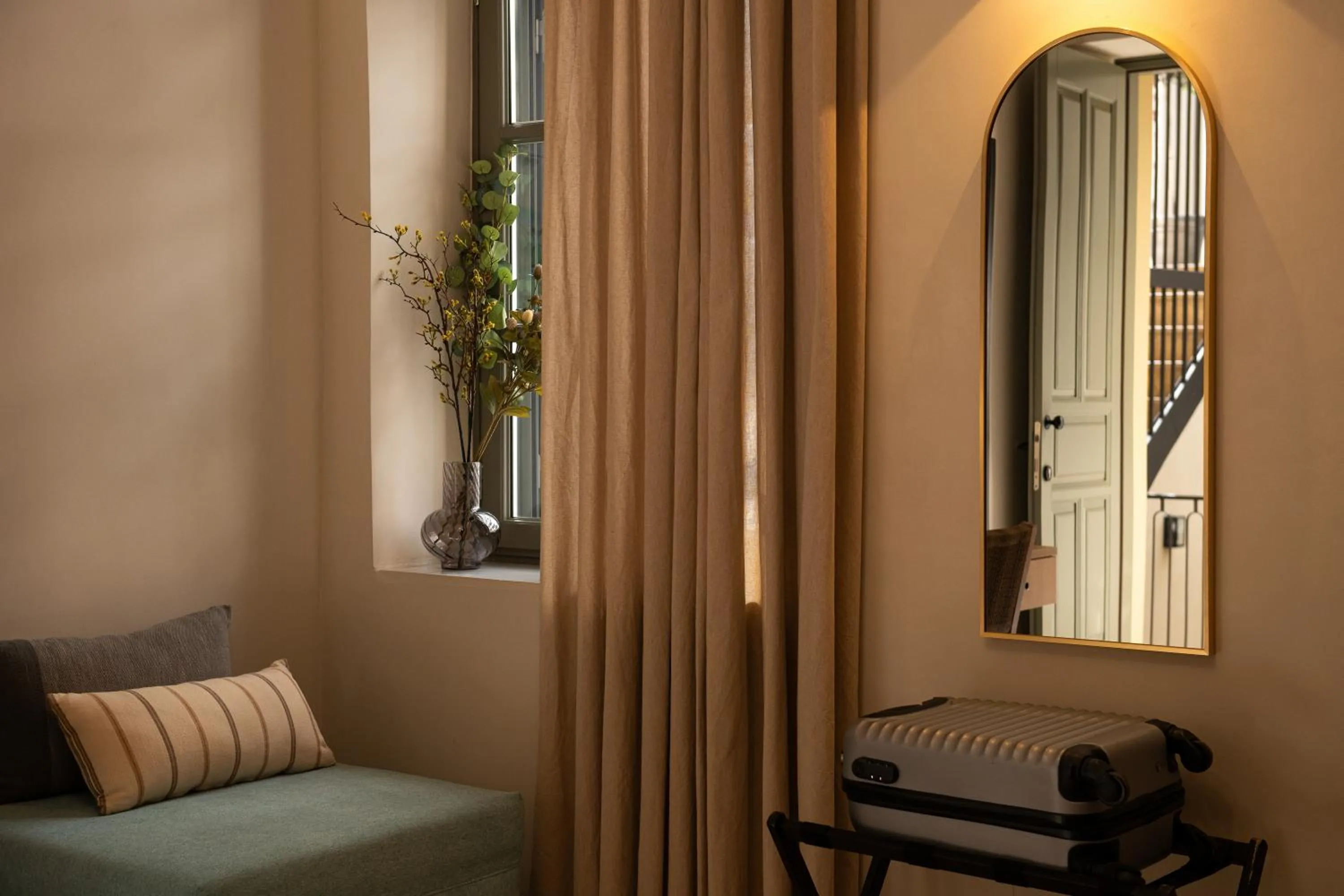 Photo of the whole room in Living Yard Acropolis