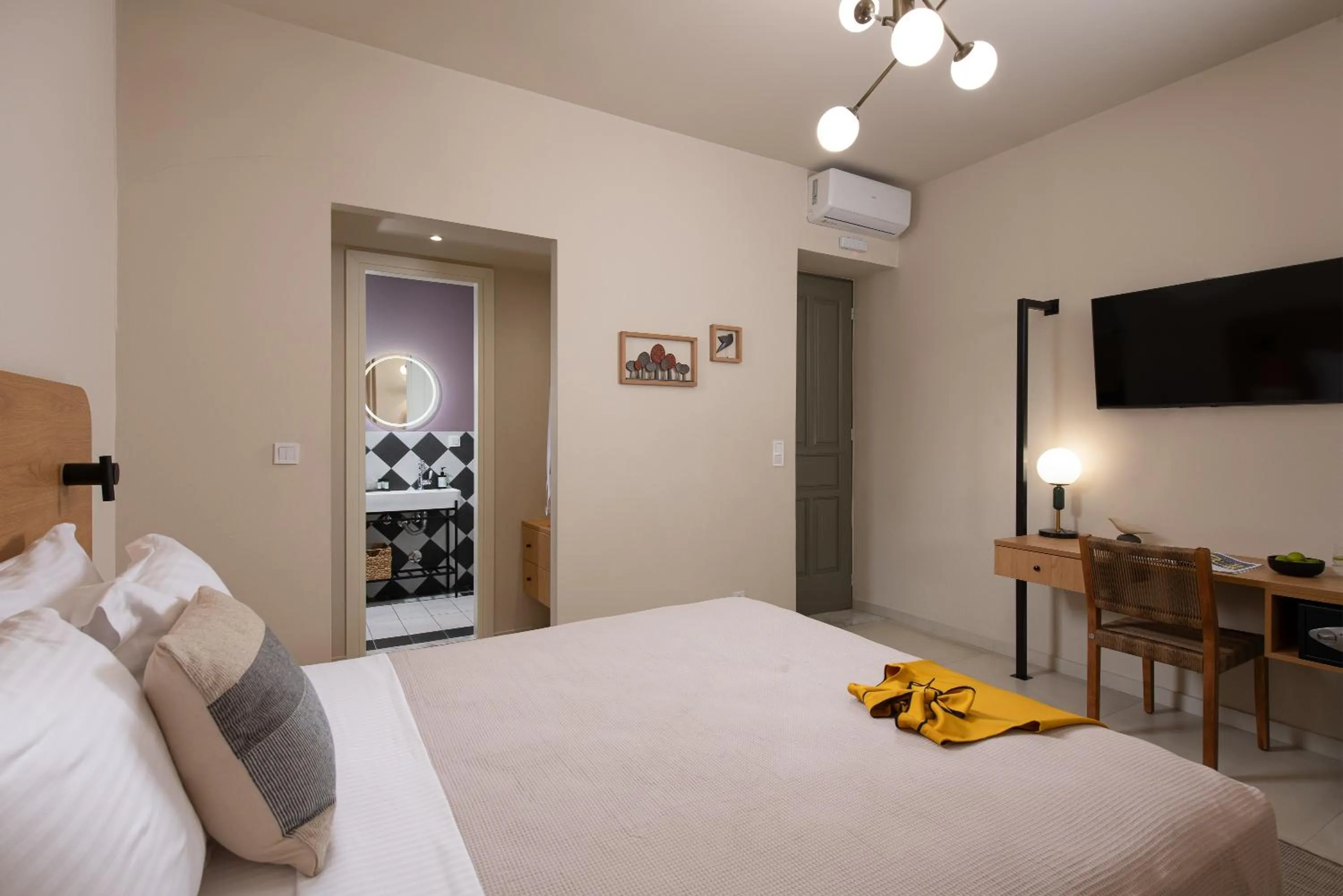 Photo of the whole room, Bed in Living Yard Acropolis