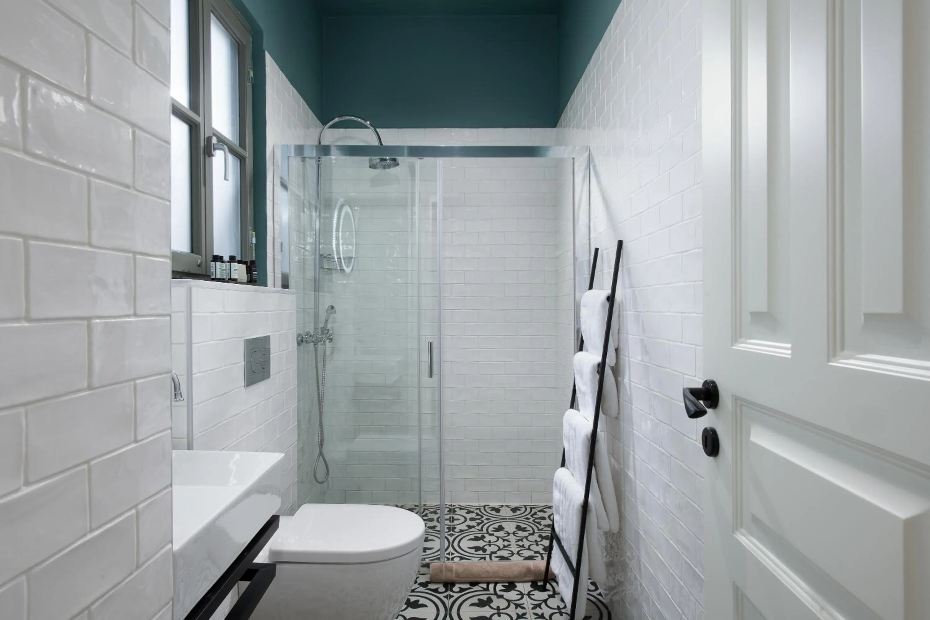 Shower in Living Yard Acropolis