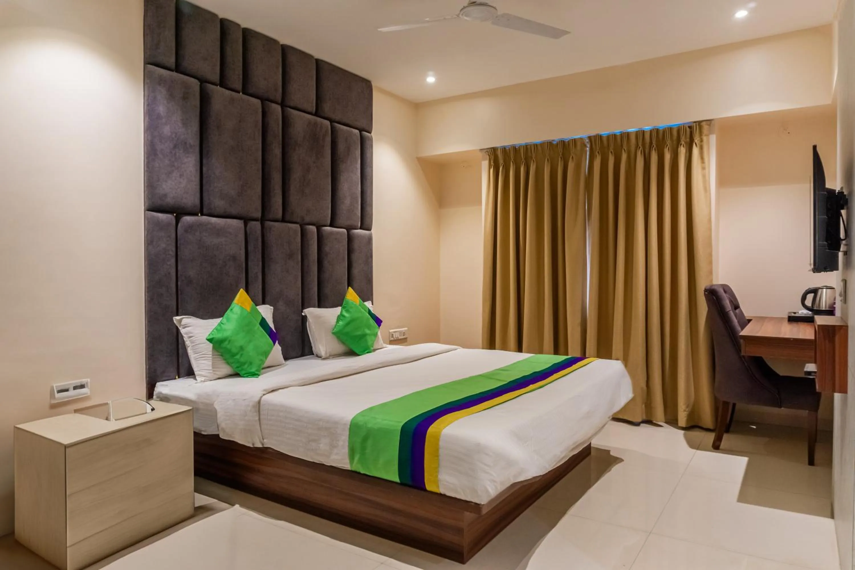 Bedroom, Bed in Treebo Blossom - Viman Nagar