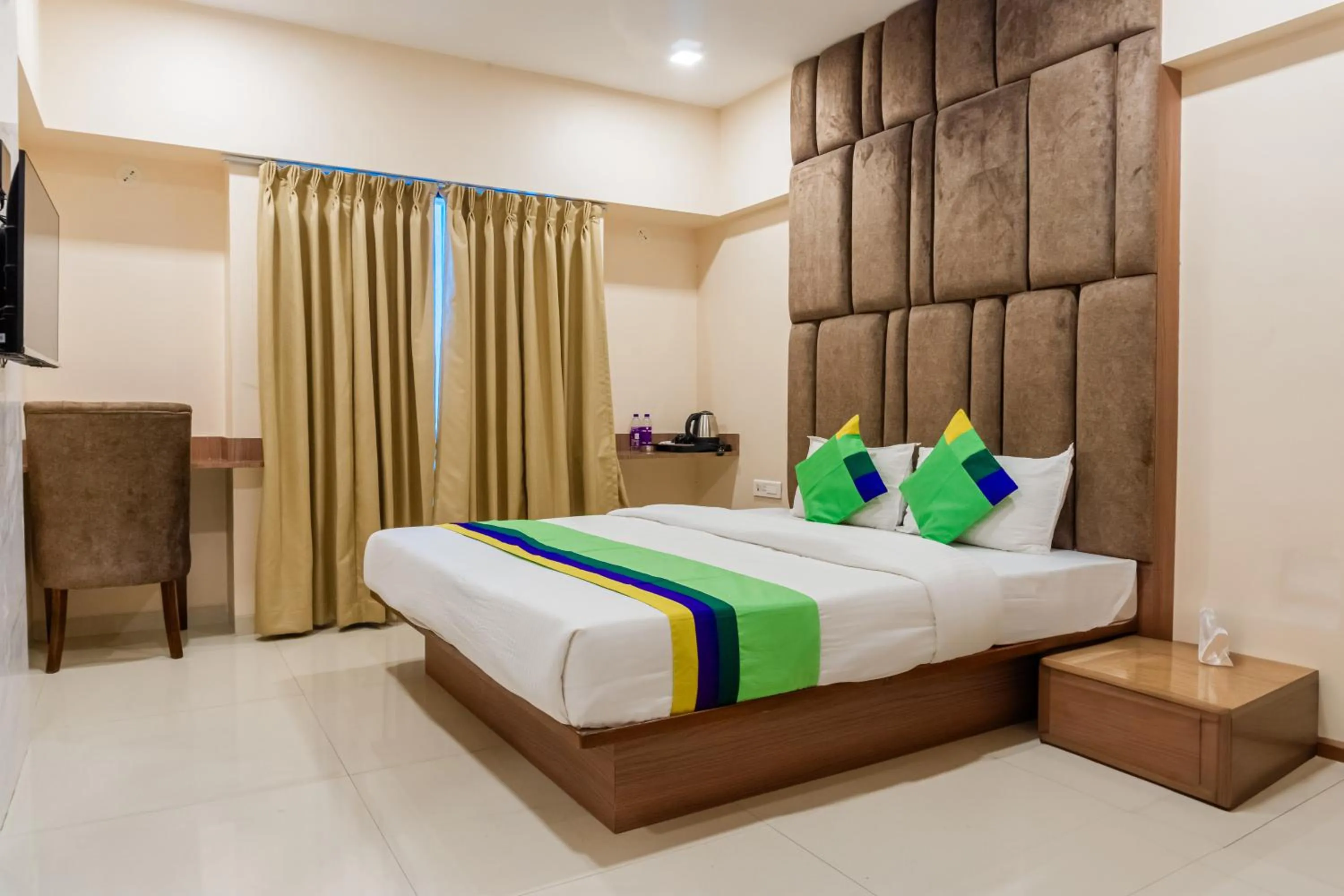 Bedroom, Bed in Treebo Blossom - Viman Nagar