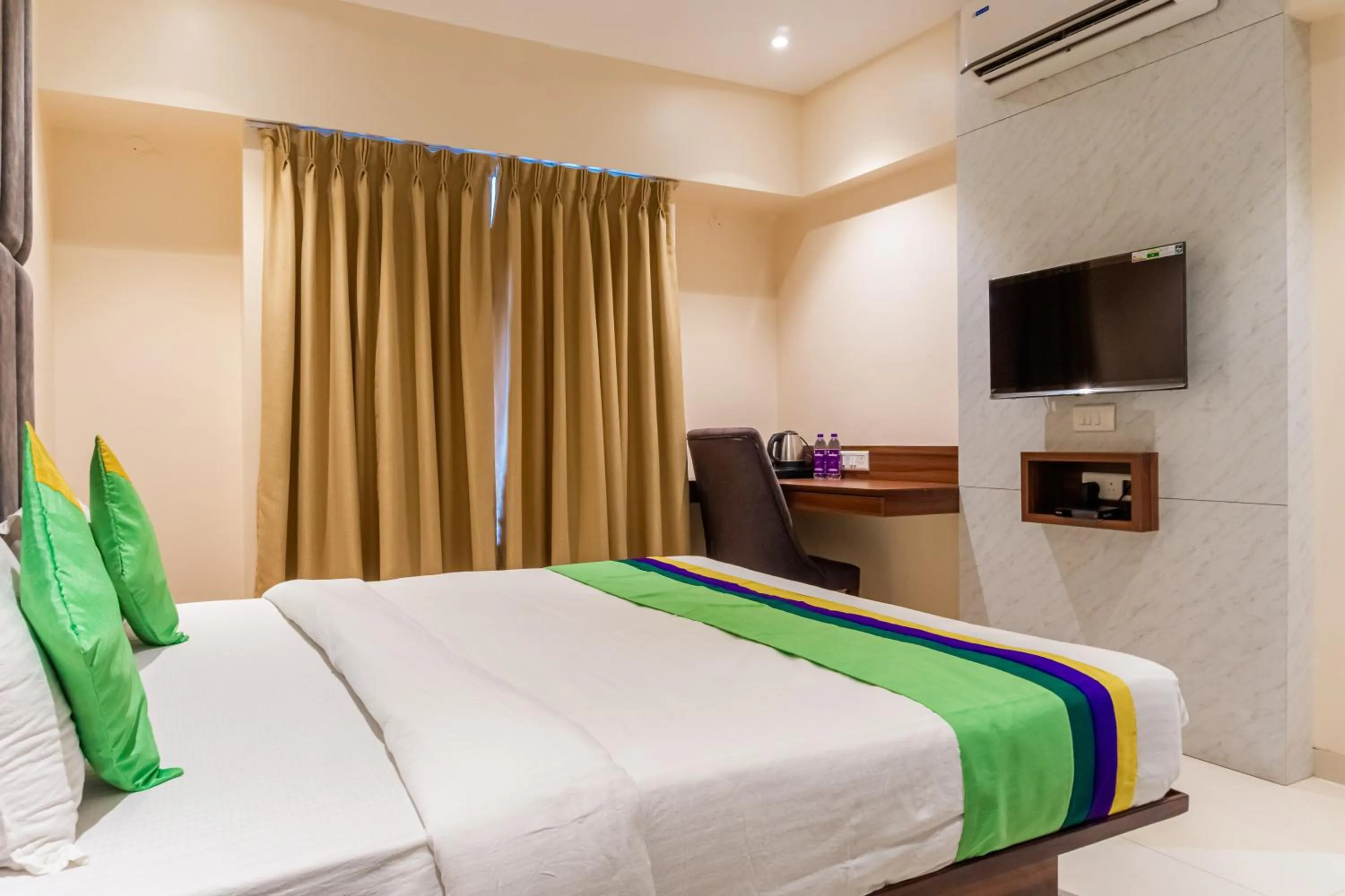 Bedroom, Bed in Treebo Blossom - Viman Nagar