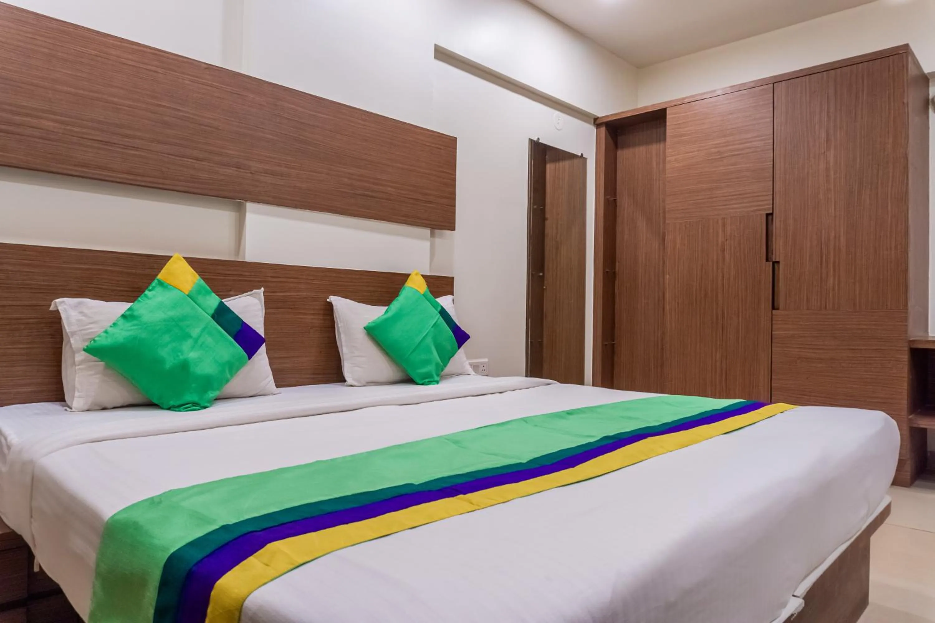 Bedroom, Bed in Treebo Blossom - Viman Nagar