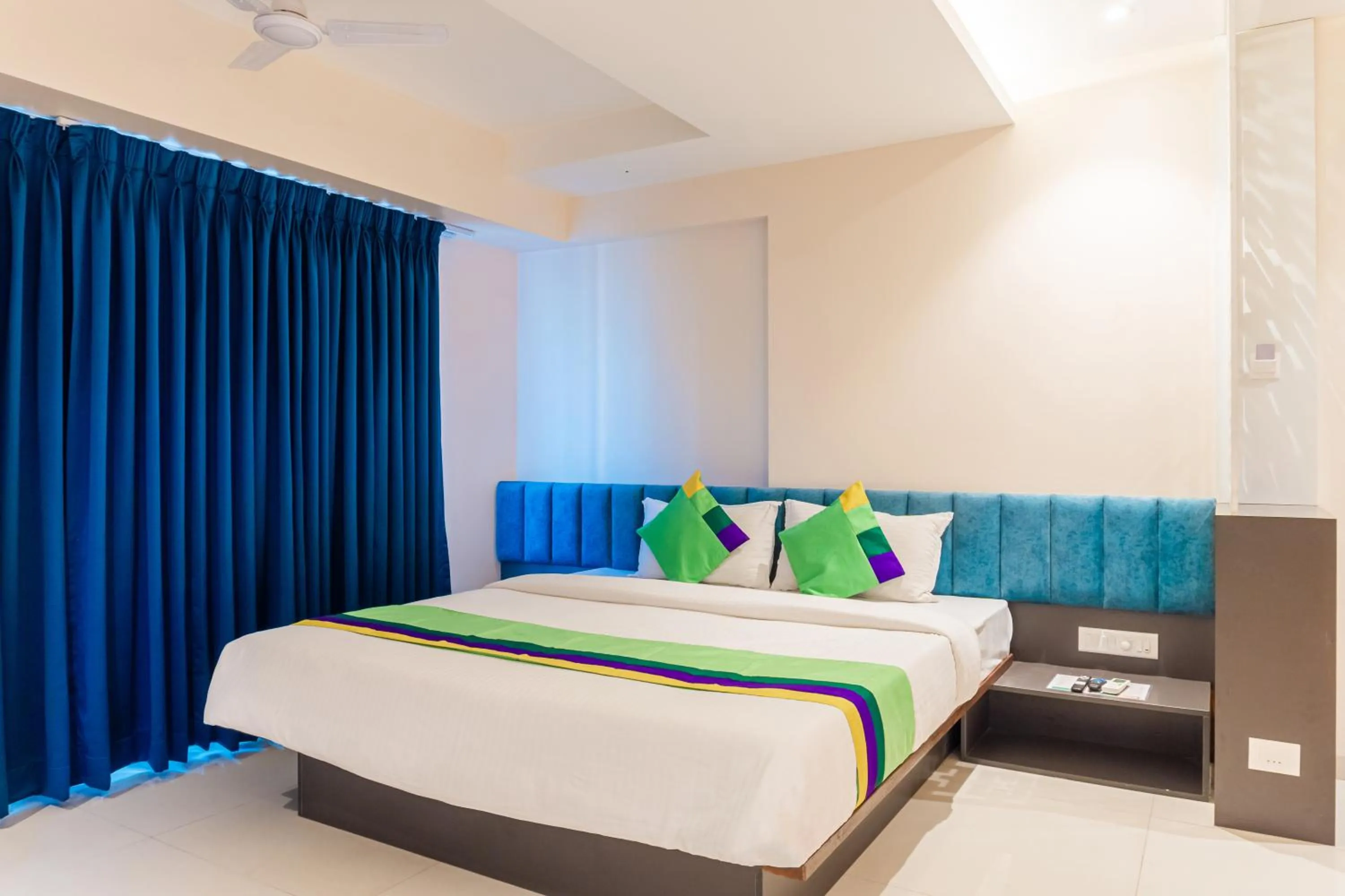 Bedroom, Bed in Treebo Blossom - Viman Nagar