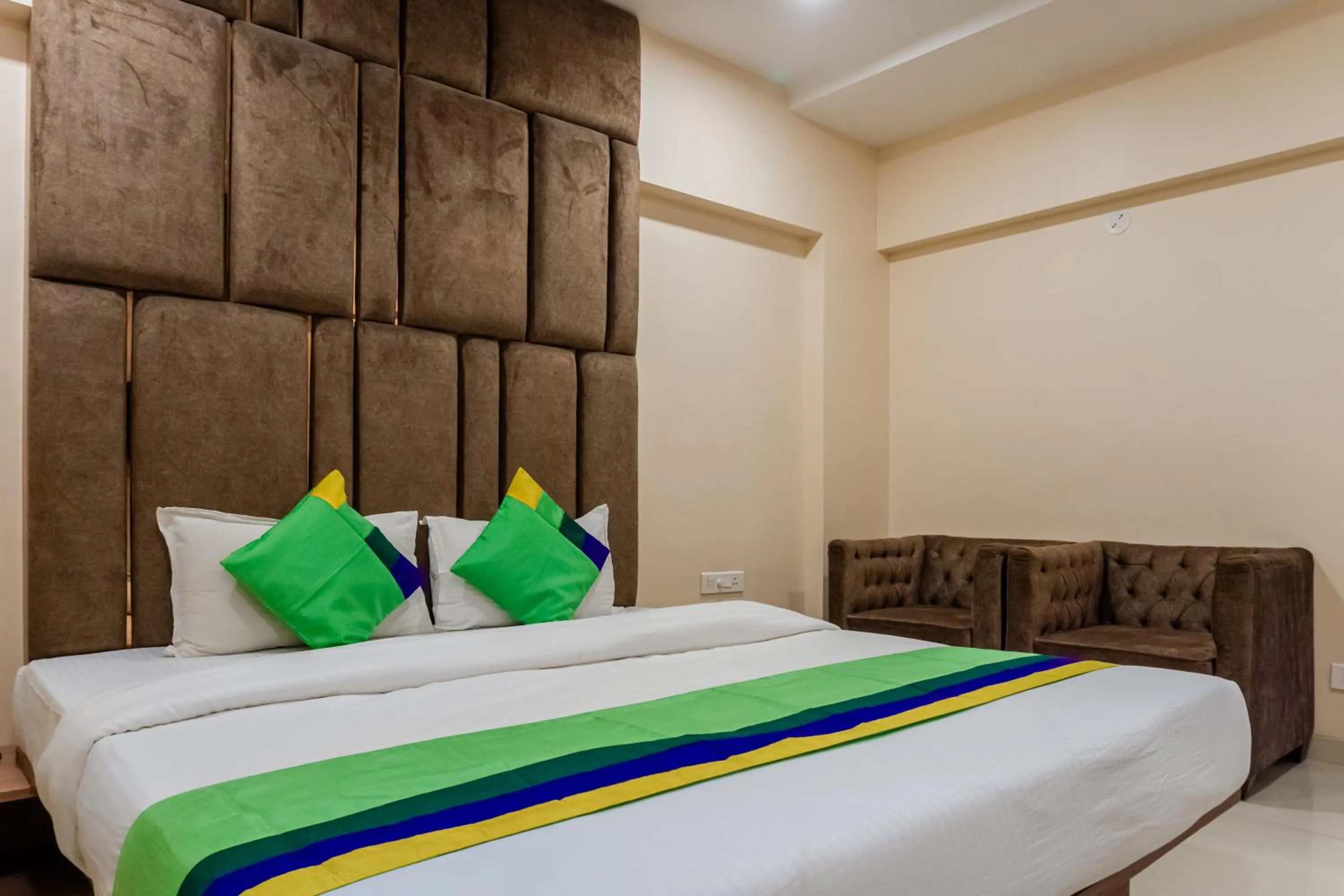 Bedroom, Bed in Treebo Blossom - Viman Nagar