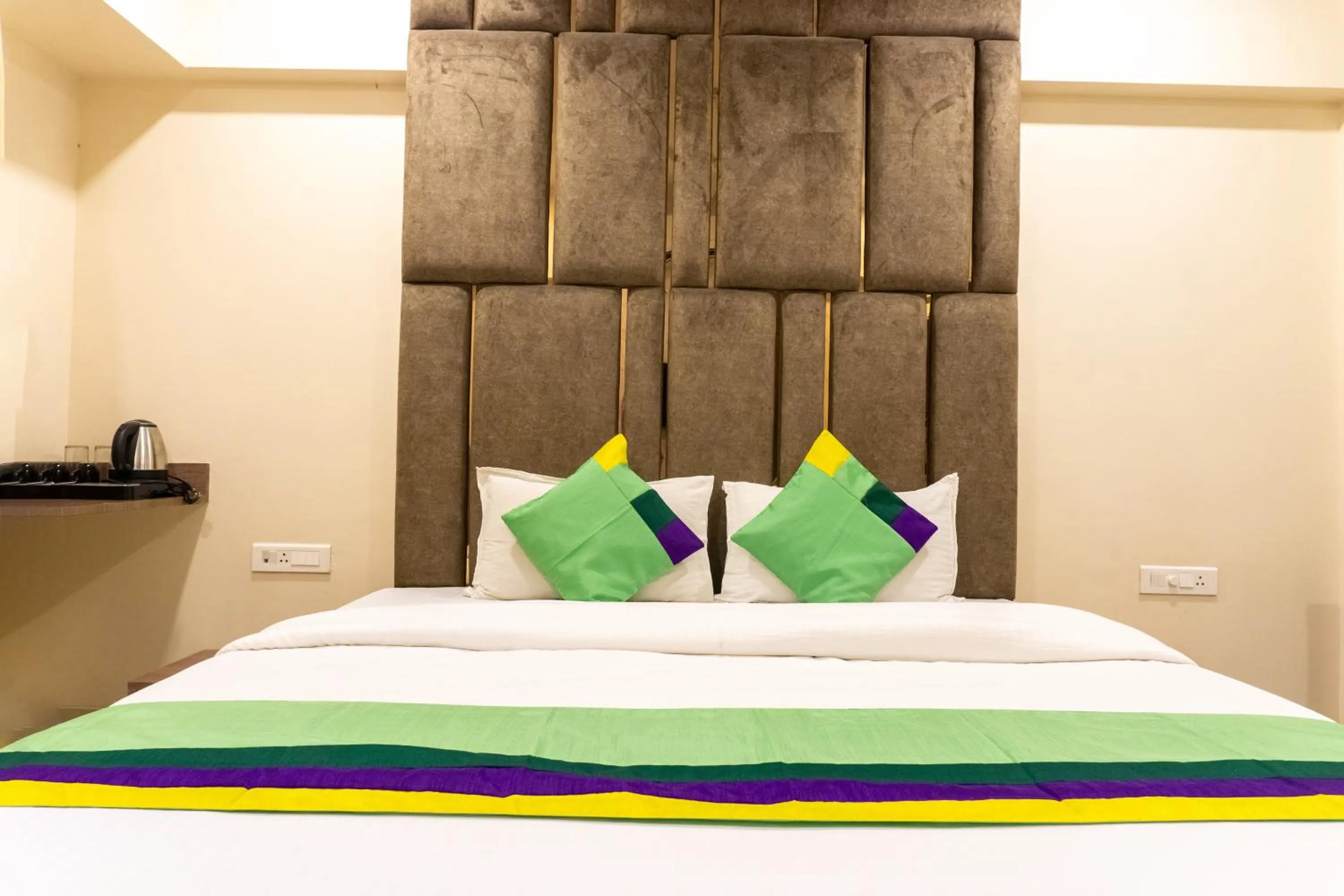 Bedroom, Bed in Treebo Blossom - Viman Nagar