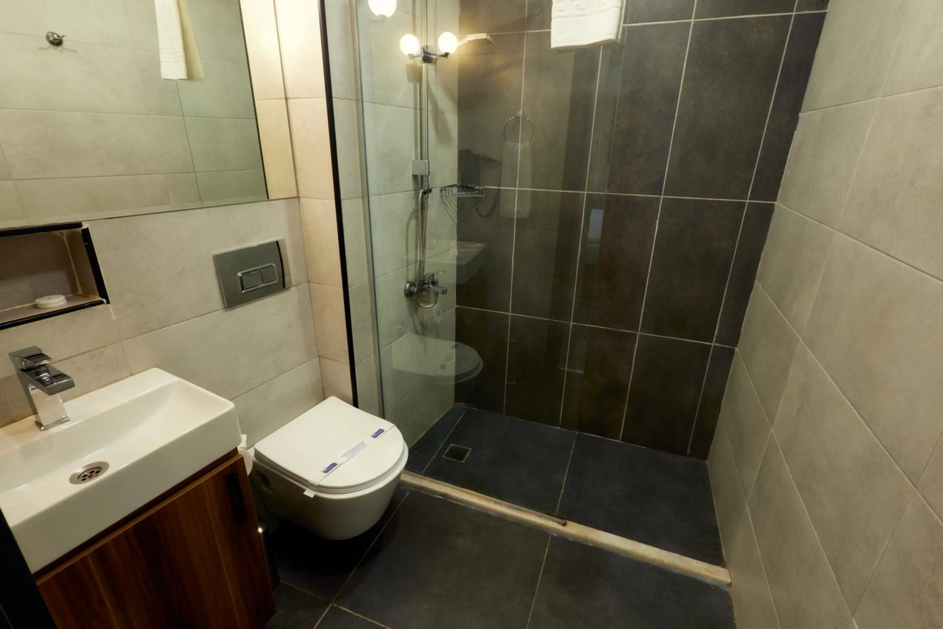 Shower in Le Port Karaköy