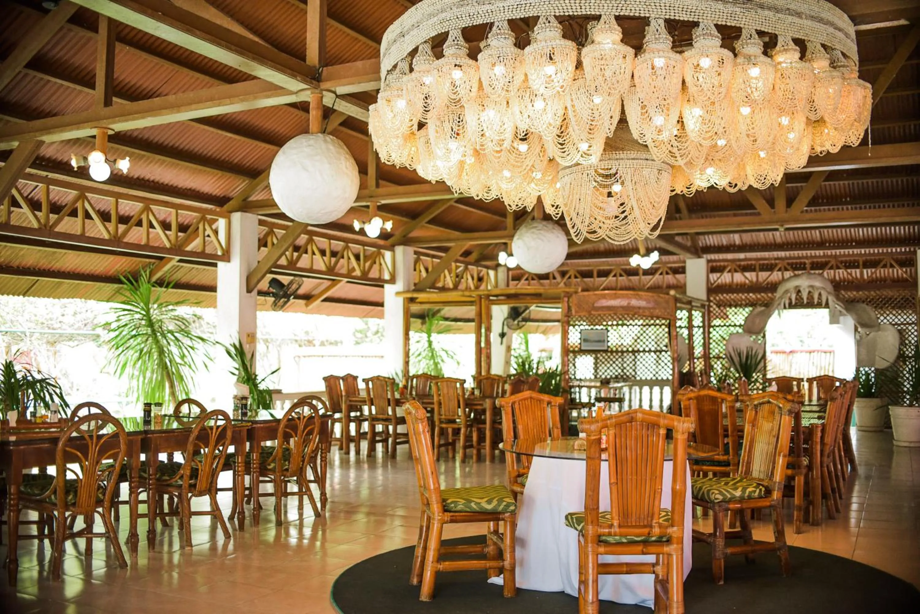 Restaurant/places to eat in Whispering Palms Island Resort