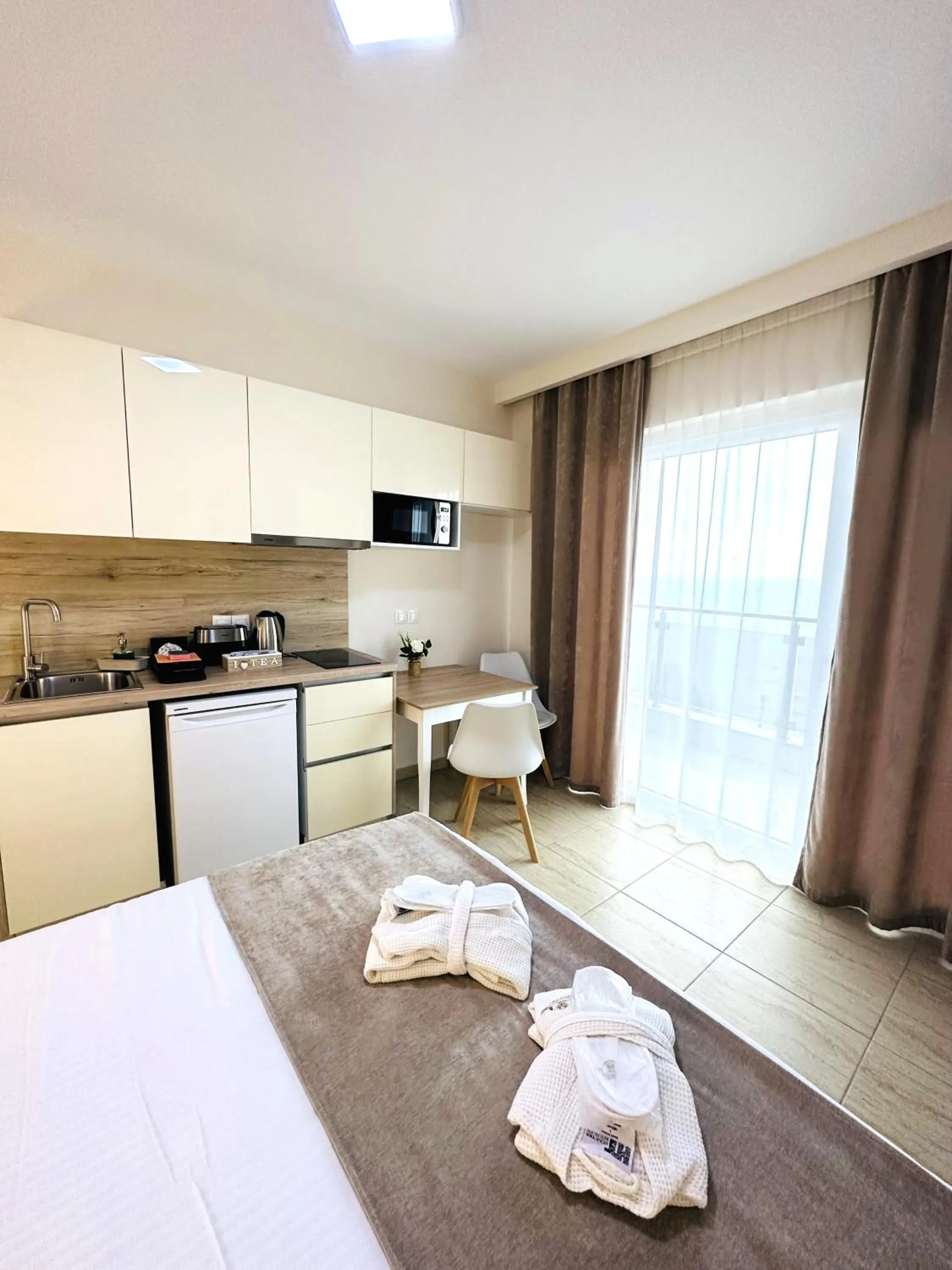 Photo of the whole room, Bed in Navarino Luxe Suites