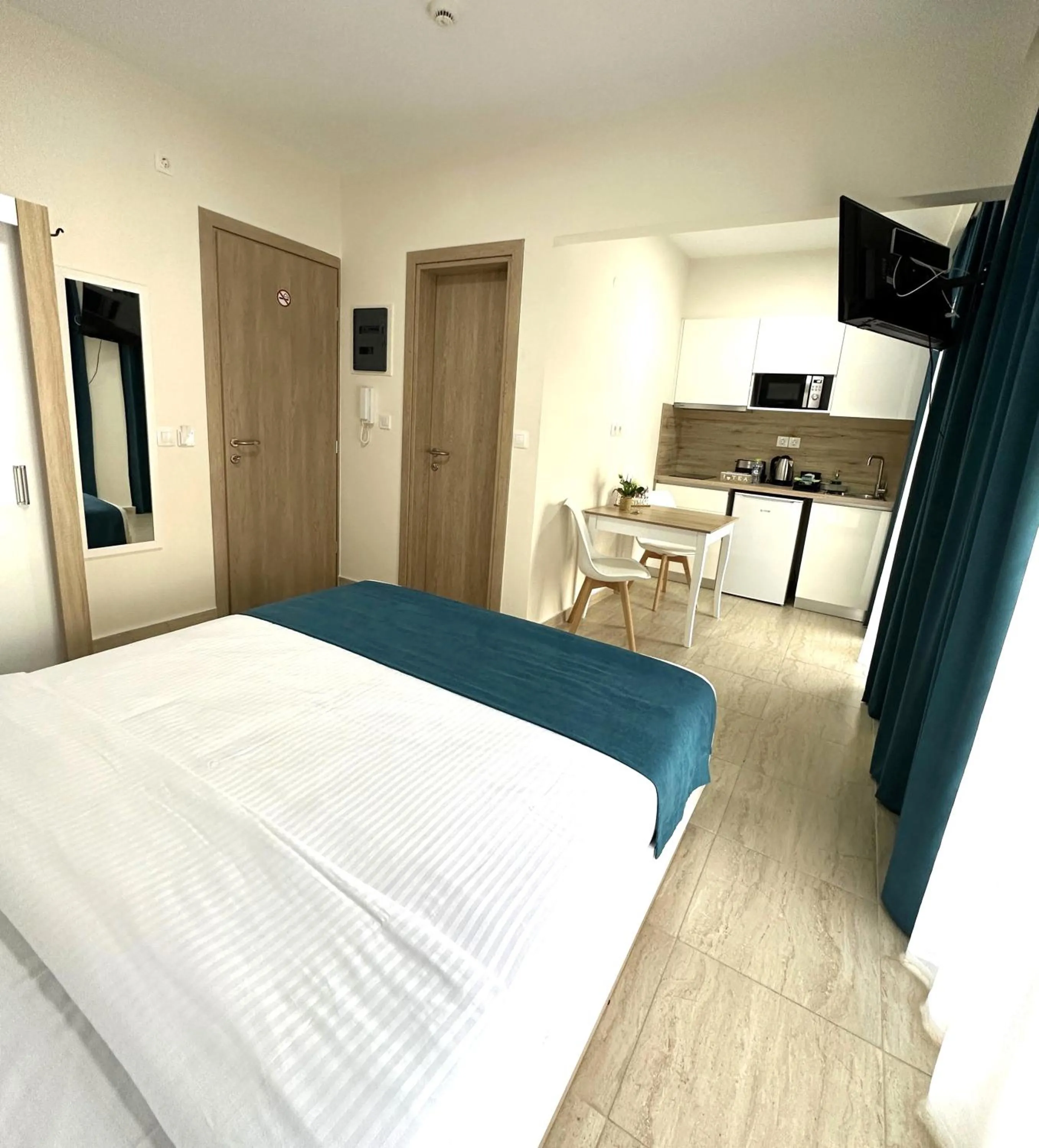 Photo of the whole room, Bed in Navarino Luxe Suites