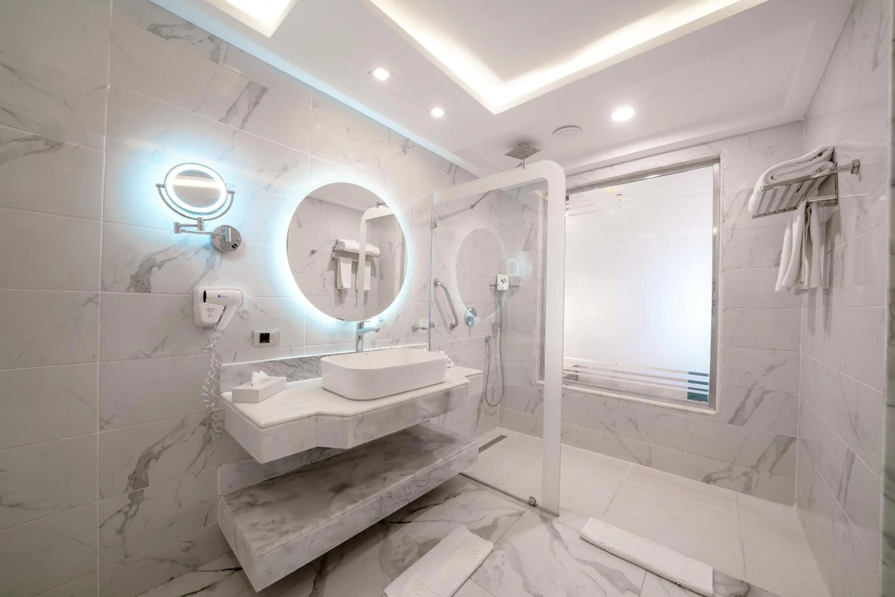 Shower in SIRENA BEACH RESORT & SPA