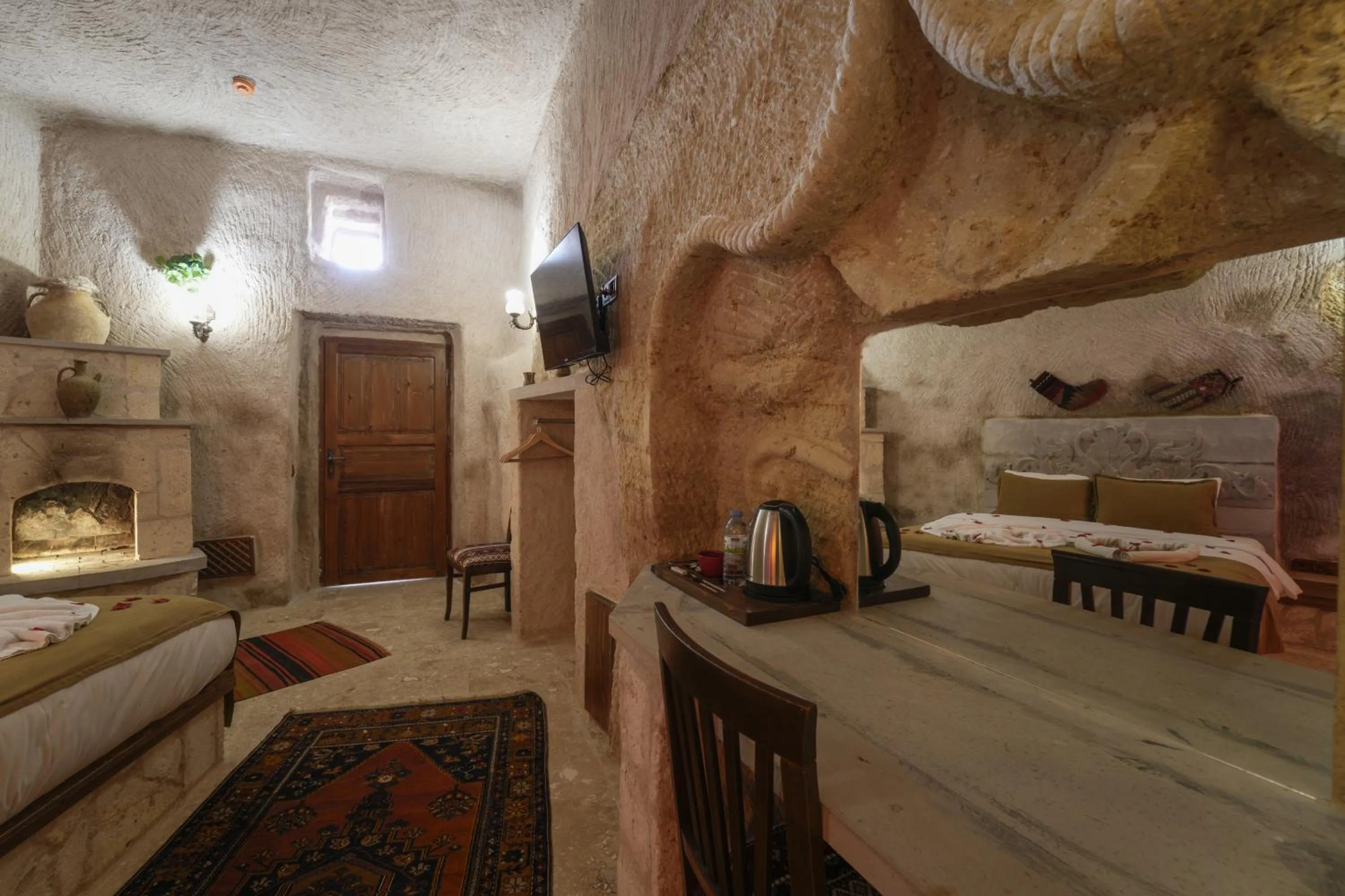 Living room, Bed in By Yüksel Cave