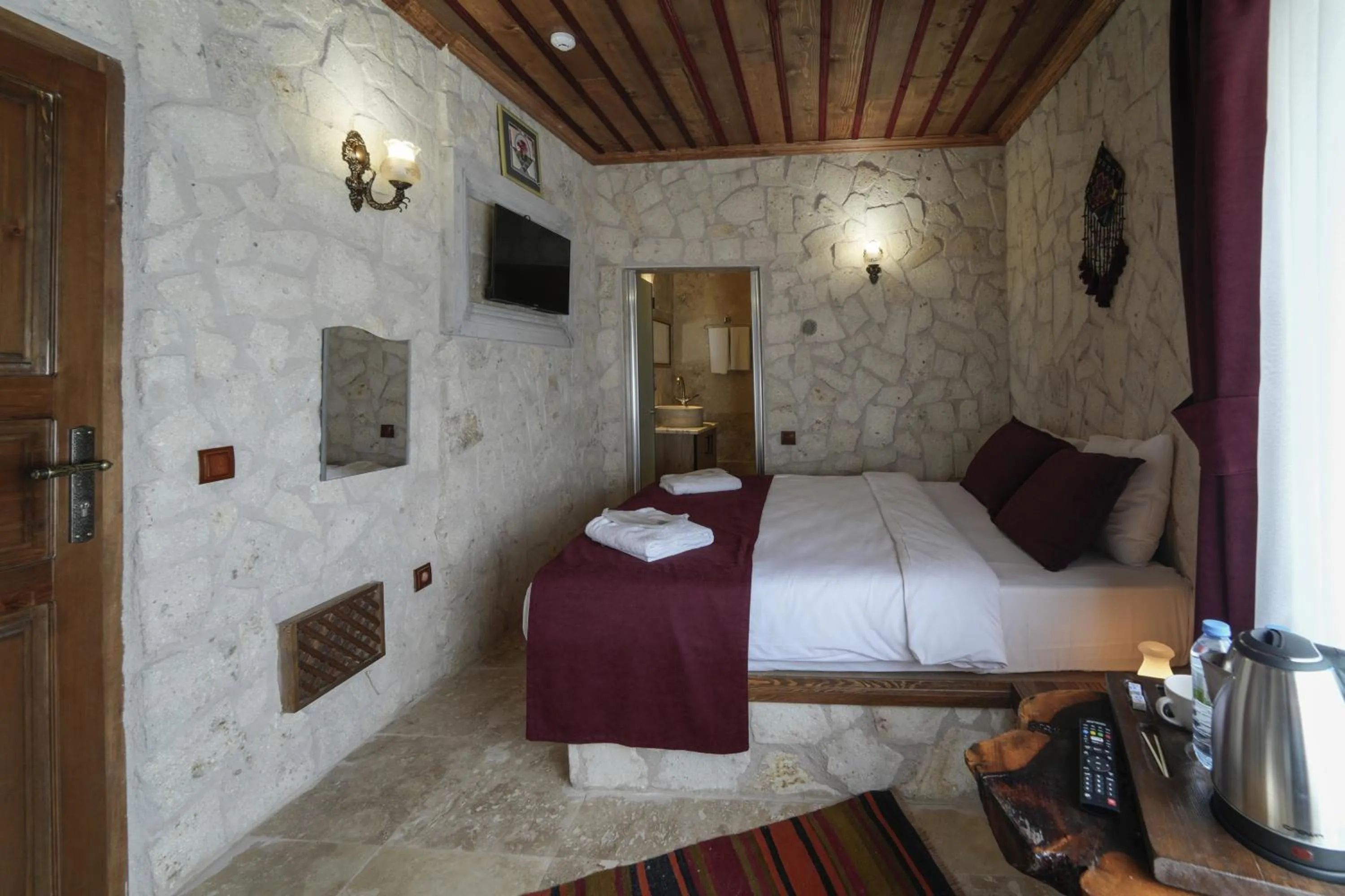 Photo of the whole room, Bed in By Yüksel Cave