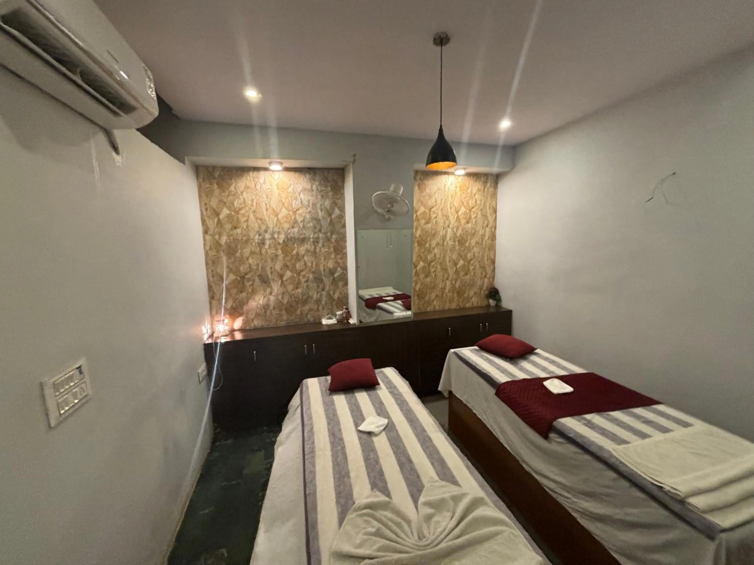 Spa and wellness centre/facilities, Bed in Hotel Maya international