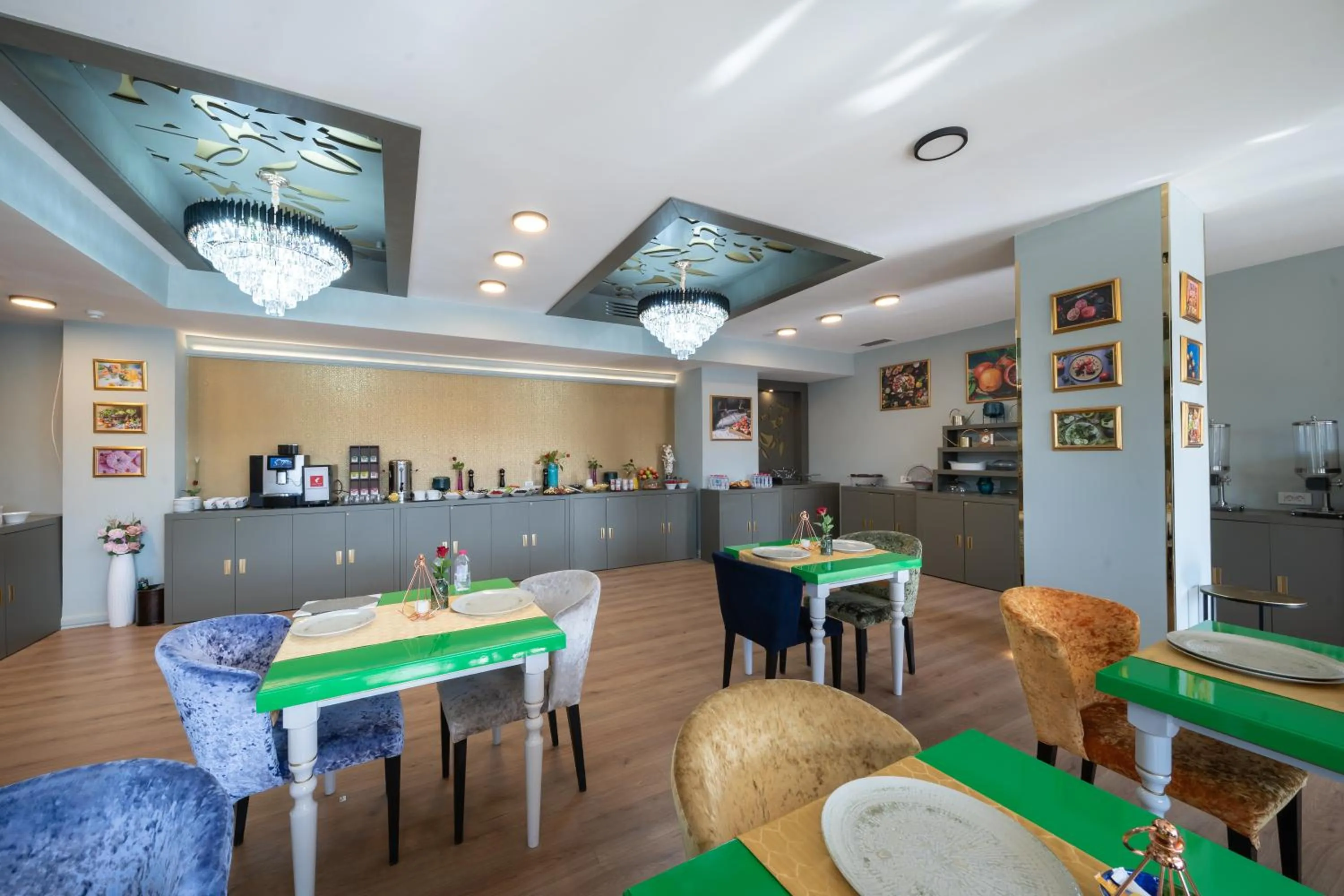 Restaurant/places to eat in Phoenicia Comfort Hotel