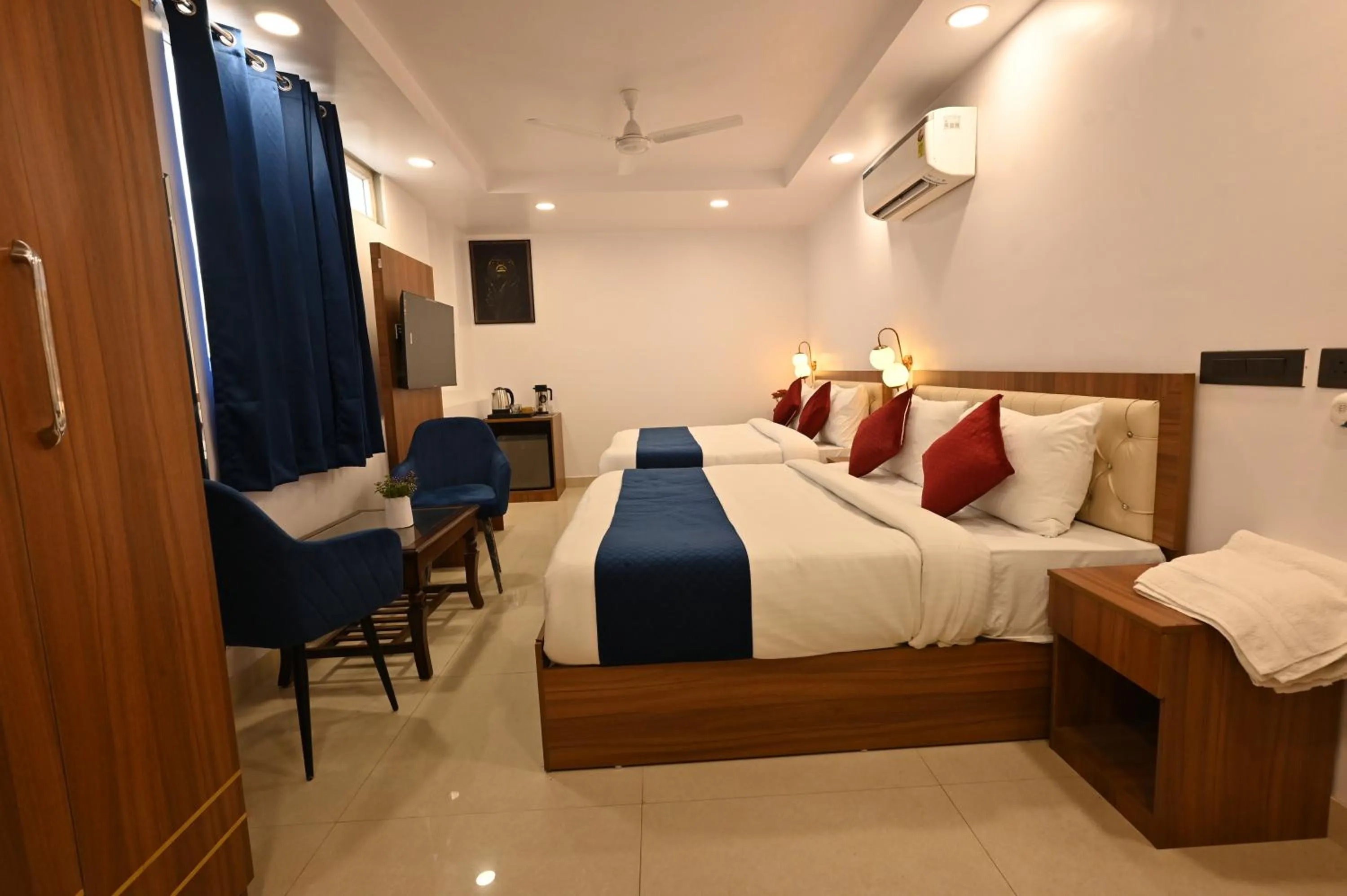 Bed in Hotel Down Town Paschim Vihar
