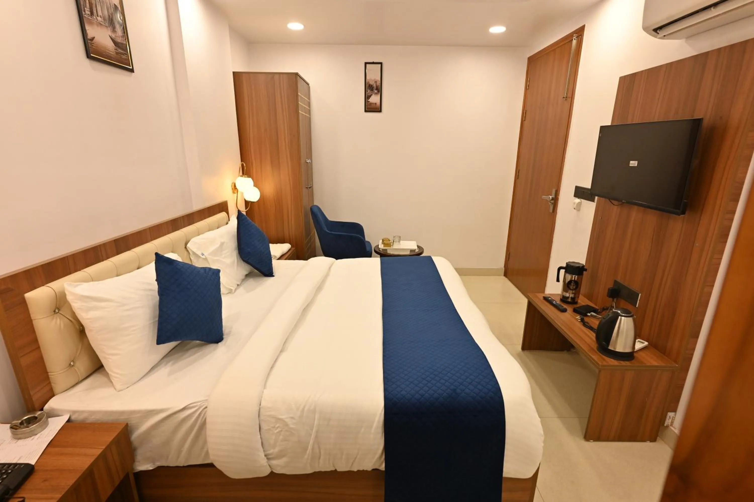 Bed in Hotel Down Town Paschim Vihar