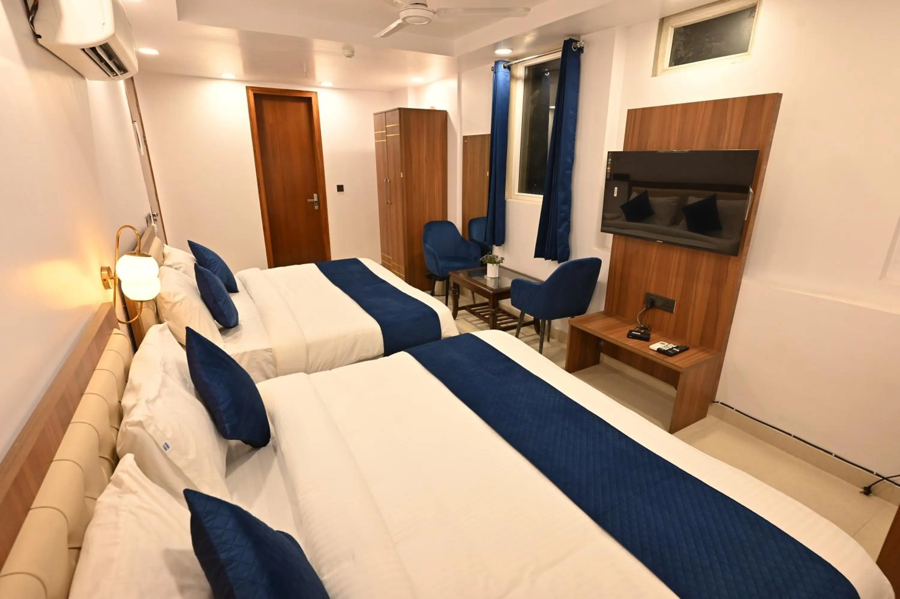 Bed in Hotel Down Town Paschim Vihar