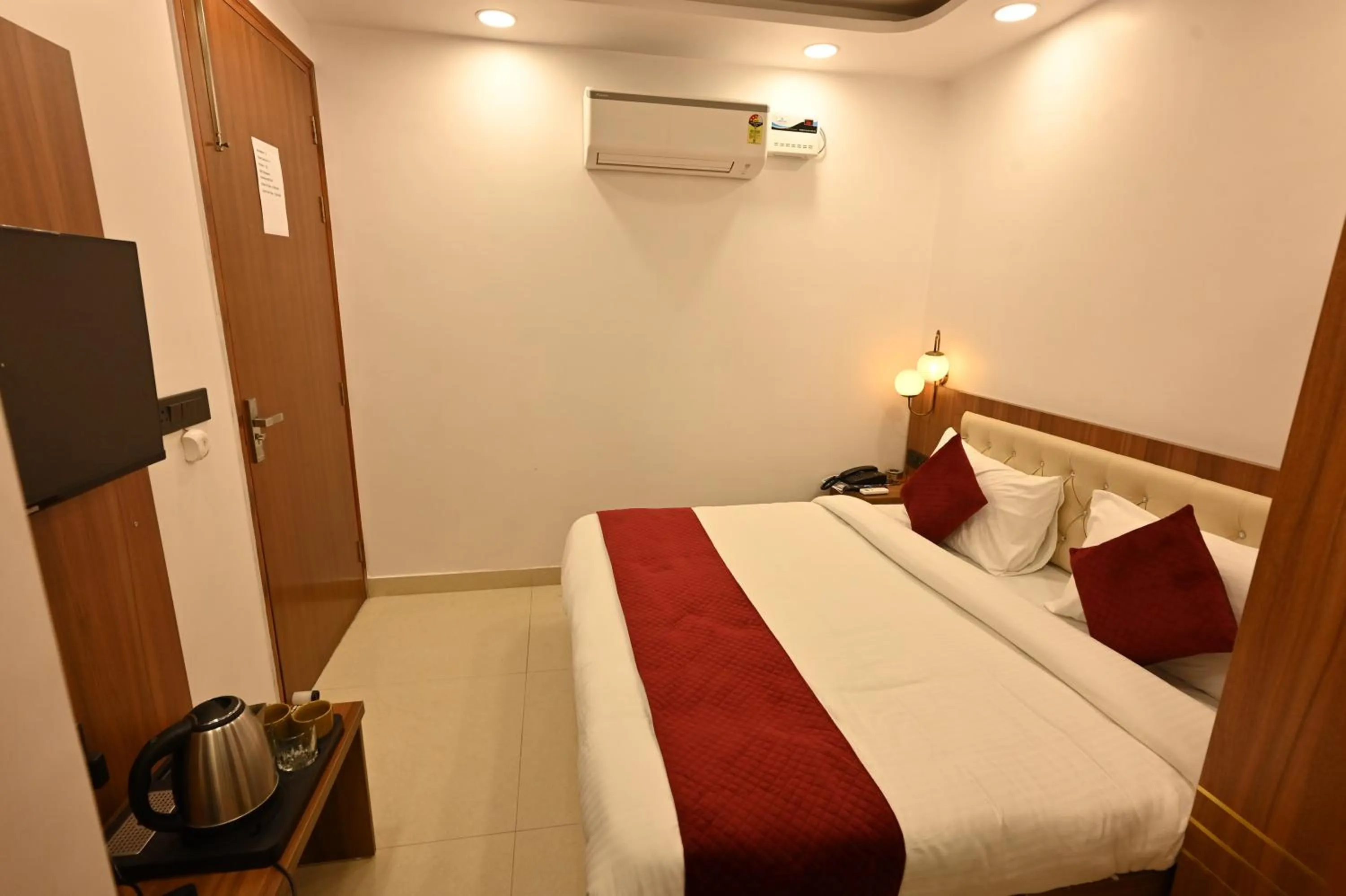 Bed in Hotel Down Town Paschim Vihar