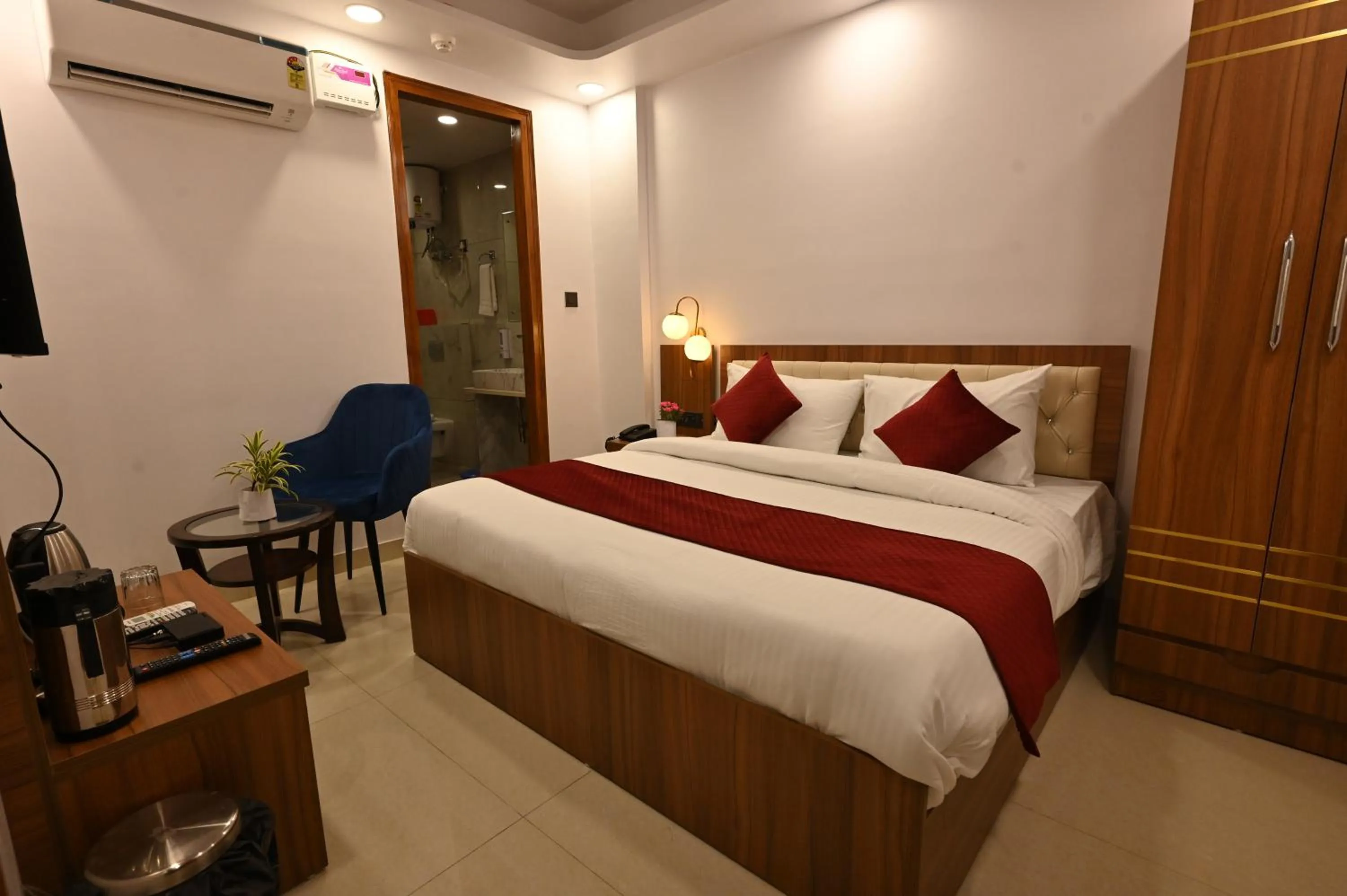 Bed in Hotel Down Town Paschim Vihar