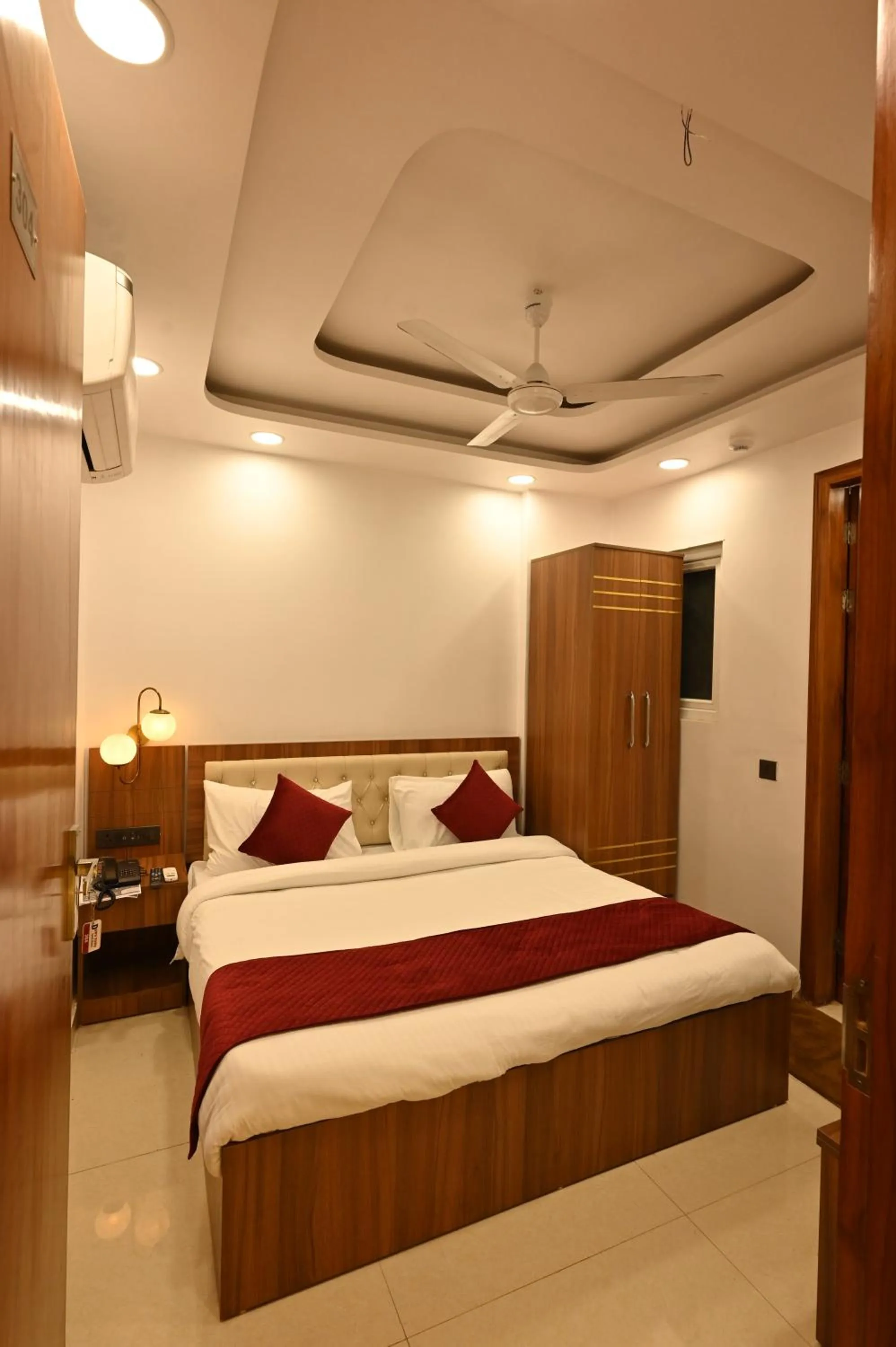 Bed in Hotel Down Town Paschim Vihar