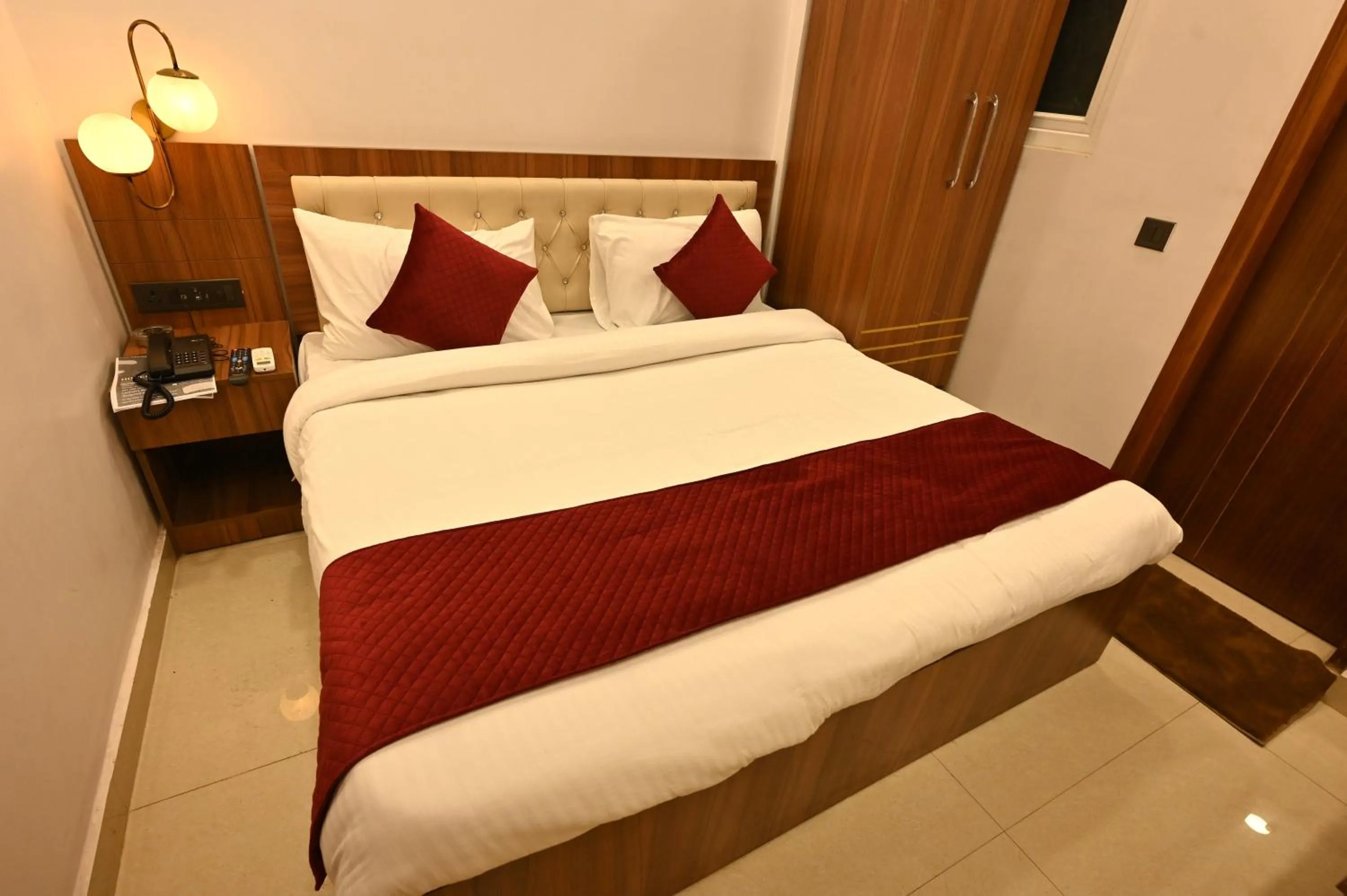 Bed in Hotel Down Town Paschim Vihar