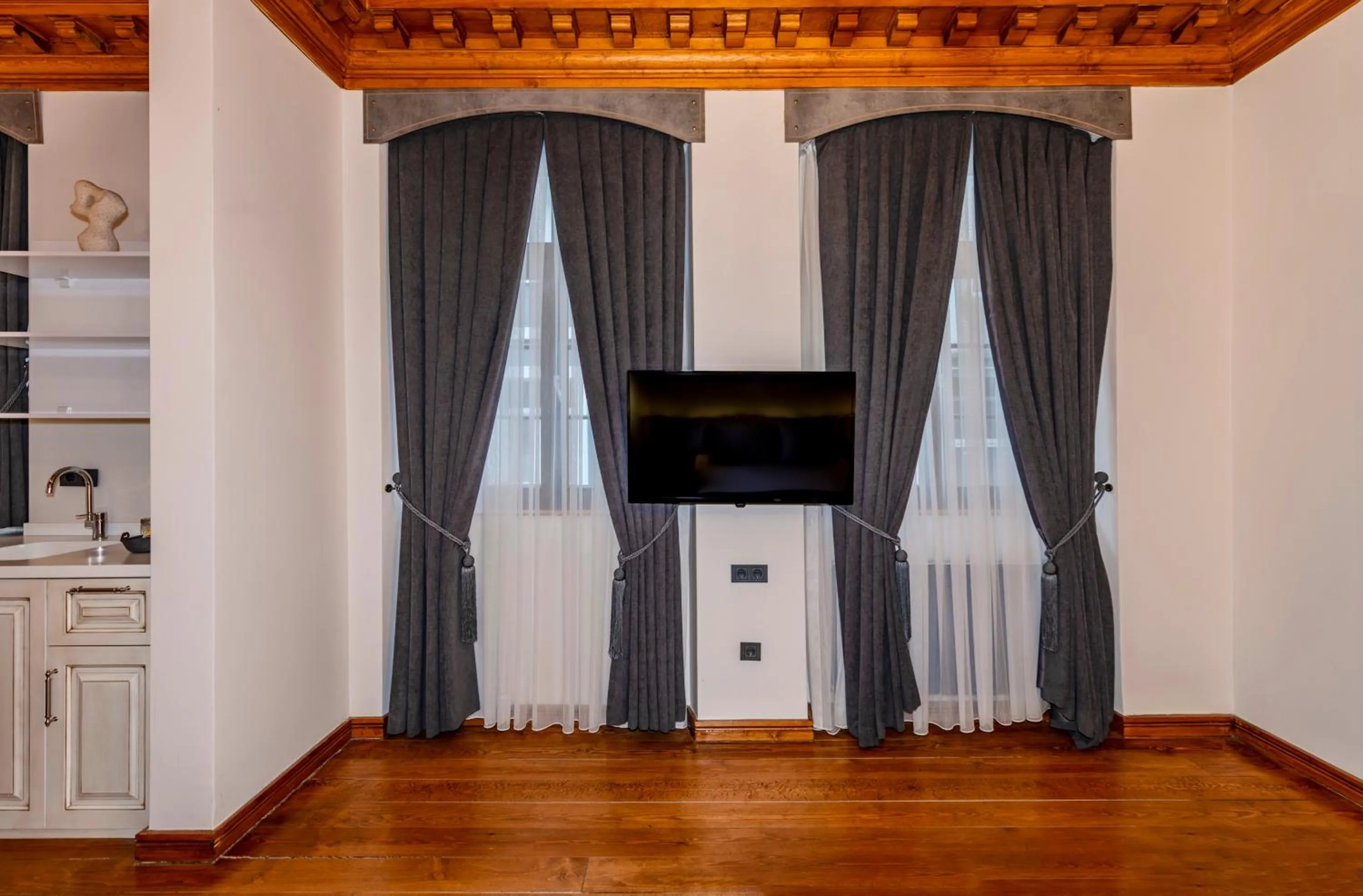 TV and multimedia in Elmira Pera Hotel & - Special Class