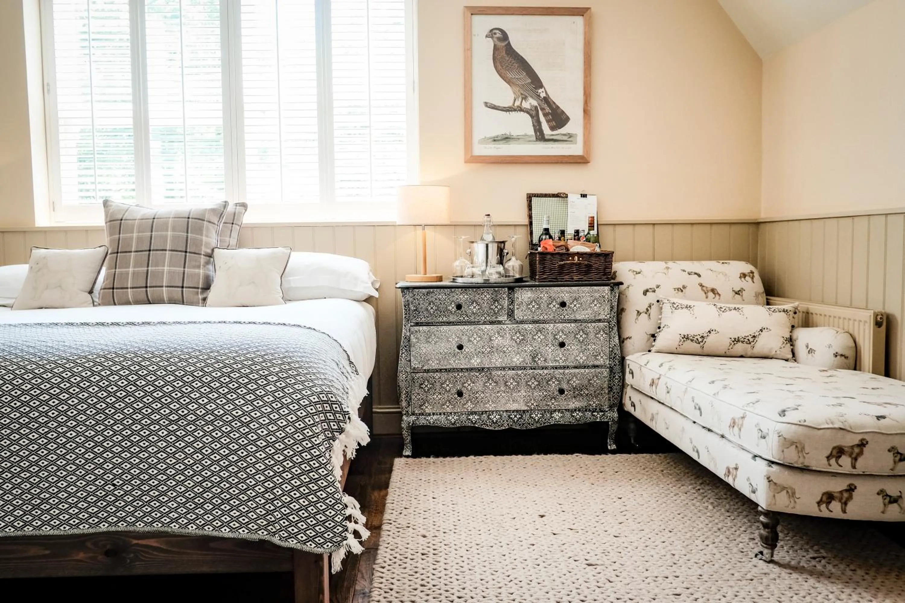 Bedroom, Bed in The White Buck