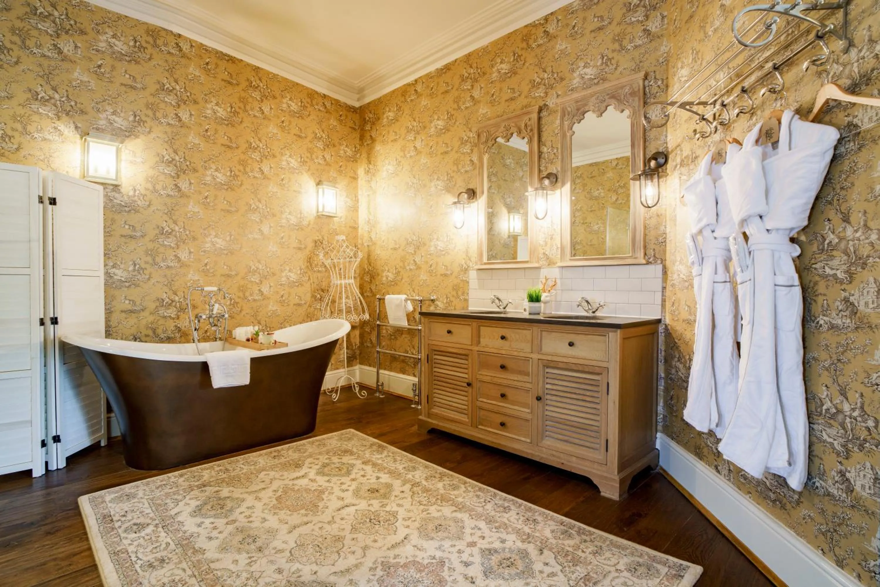 Bath in The White Buck