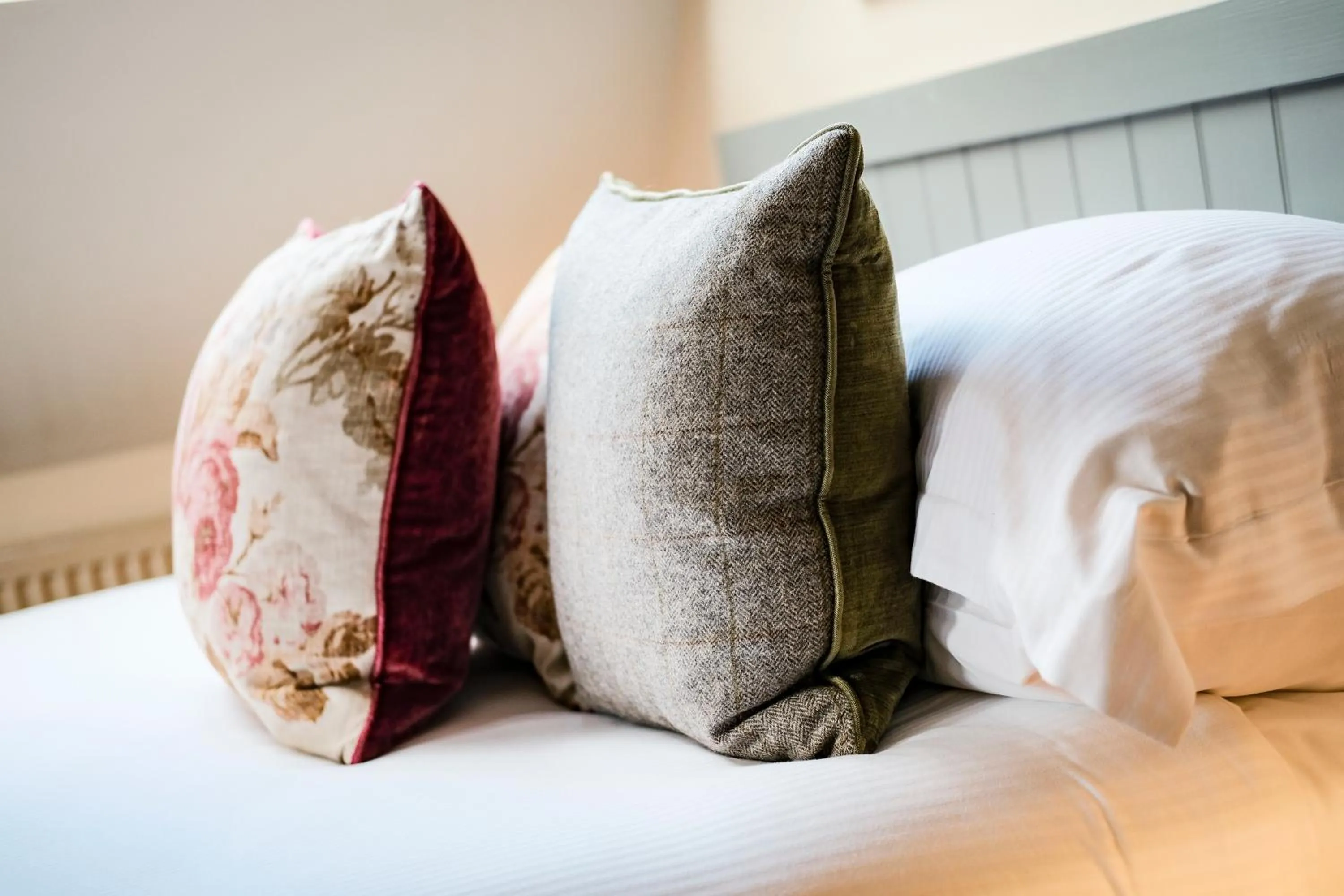 Bedroom, Bed in The White Buck