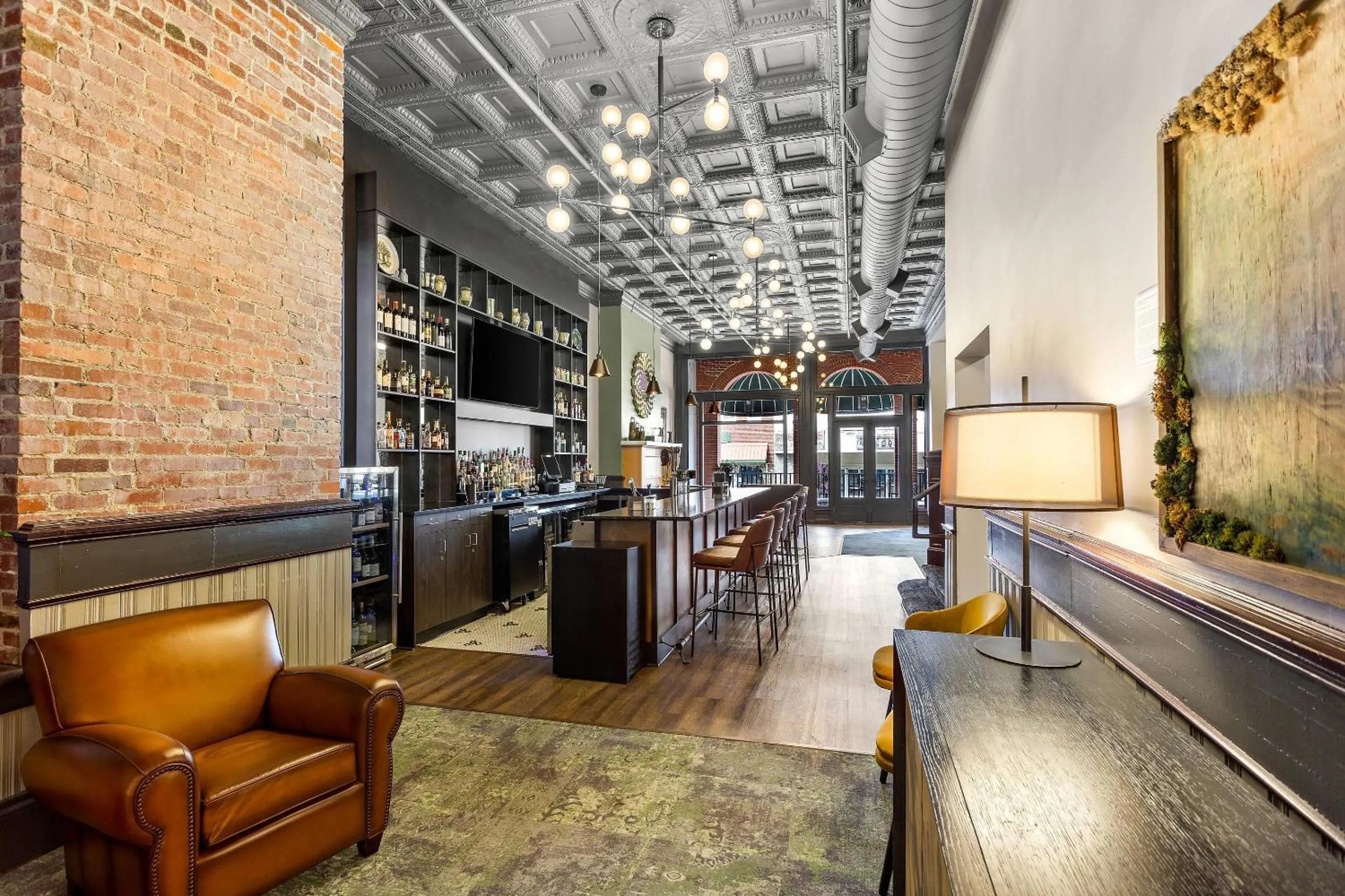 Lounge or bar in Tygart Hotel, an Ascend Collection Hotel