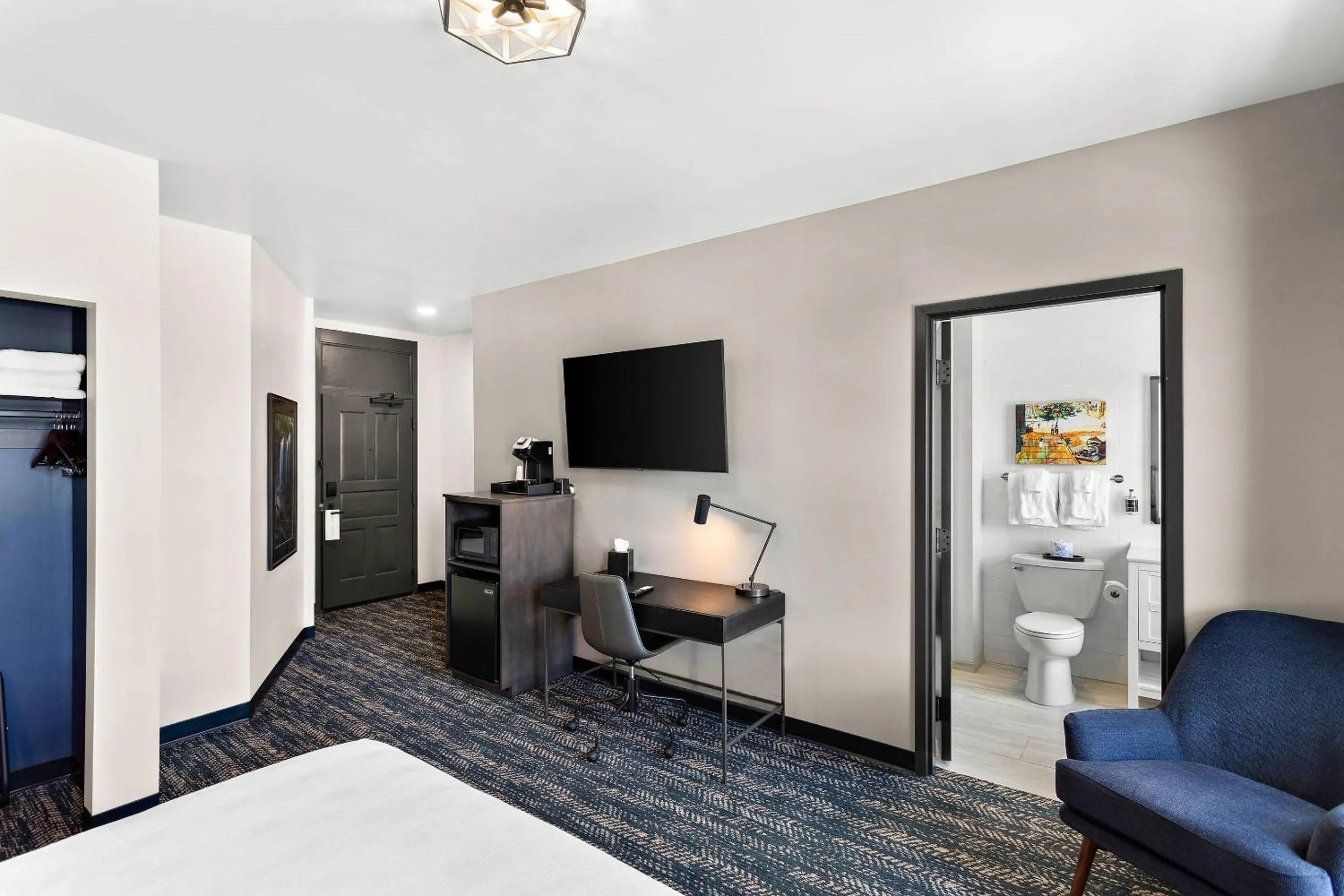 Bedroom, Bed in Tygart Hotel, an Ascend Collection Hotel